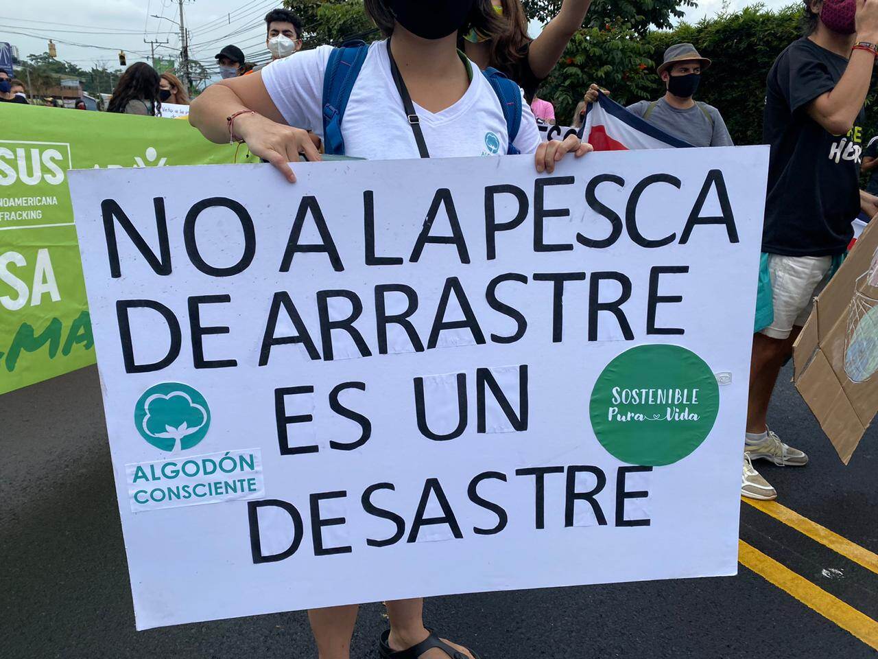 23/10/2020 Para notas de pesca de arrastre. hoy hubo manifestación pequeña frente a Casa Presidencial para pedir veto. Fotos: Sebastián Mayorga
