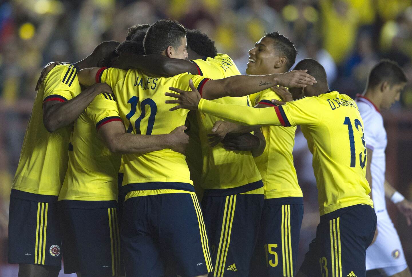 Los jugadores colombianos celebran junto a Radamel Falcao el gol que tiene ganando 1-0 a los cafeteros sobre Costa Rica.