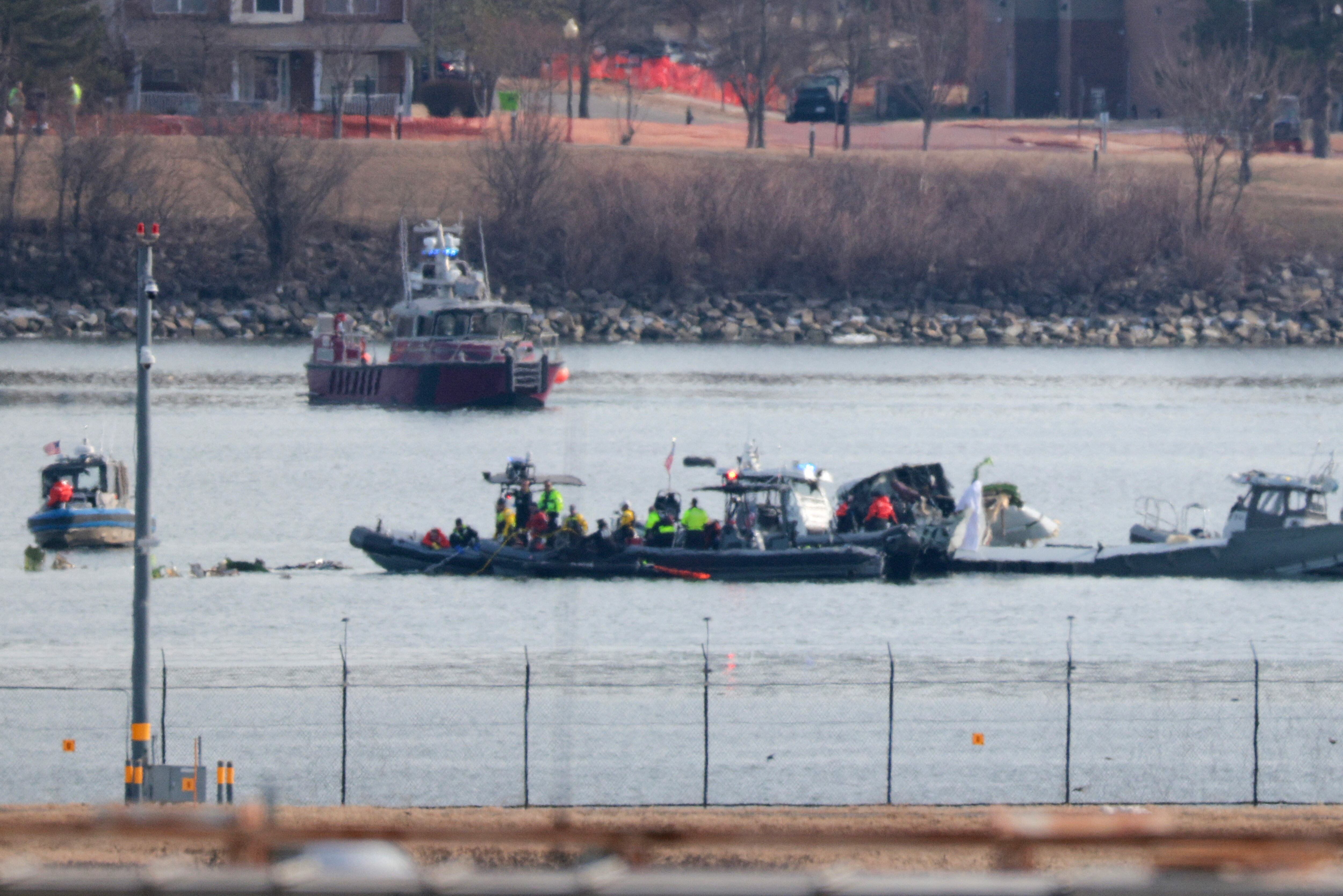 Unidades de respuesta a emergencias buscan en el lugar del accidente del avión de American Airlines en el río Potomac luego de que el avión se estrellara al acercarse al Aeropuerto Nacional Reagan en Washington, DC.