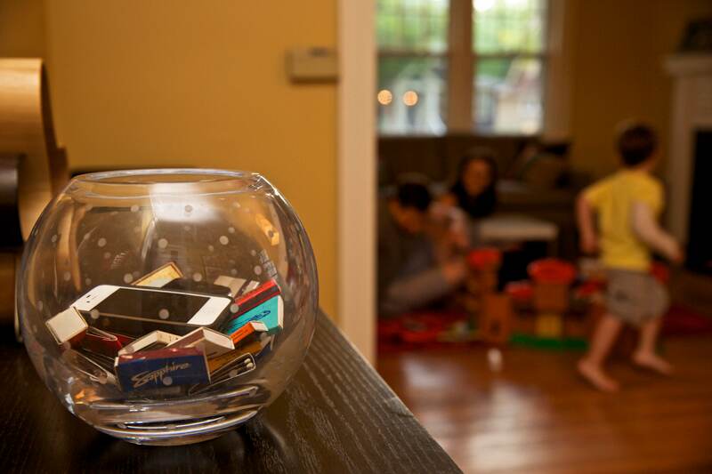 Una pecera vacía, que se ubica en una mesa lateral en el comedor puede ser una buena alternativa para dejar los celulares en casa y, con ello, darles espacio a la vida cotidiana y la interacción cara a cara. | NYT PARA LN