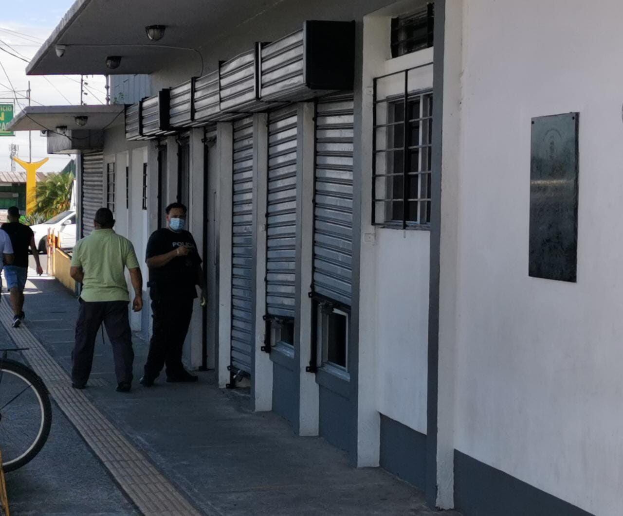 Un agente judicial en las afueras del  municipio de Siquirres, en Limón.