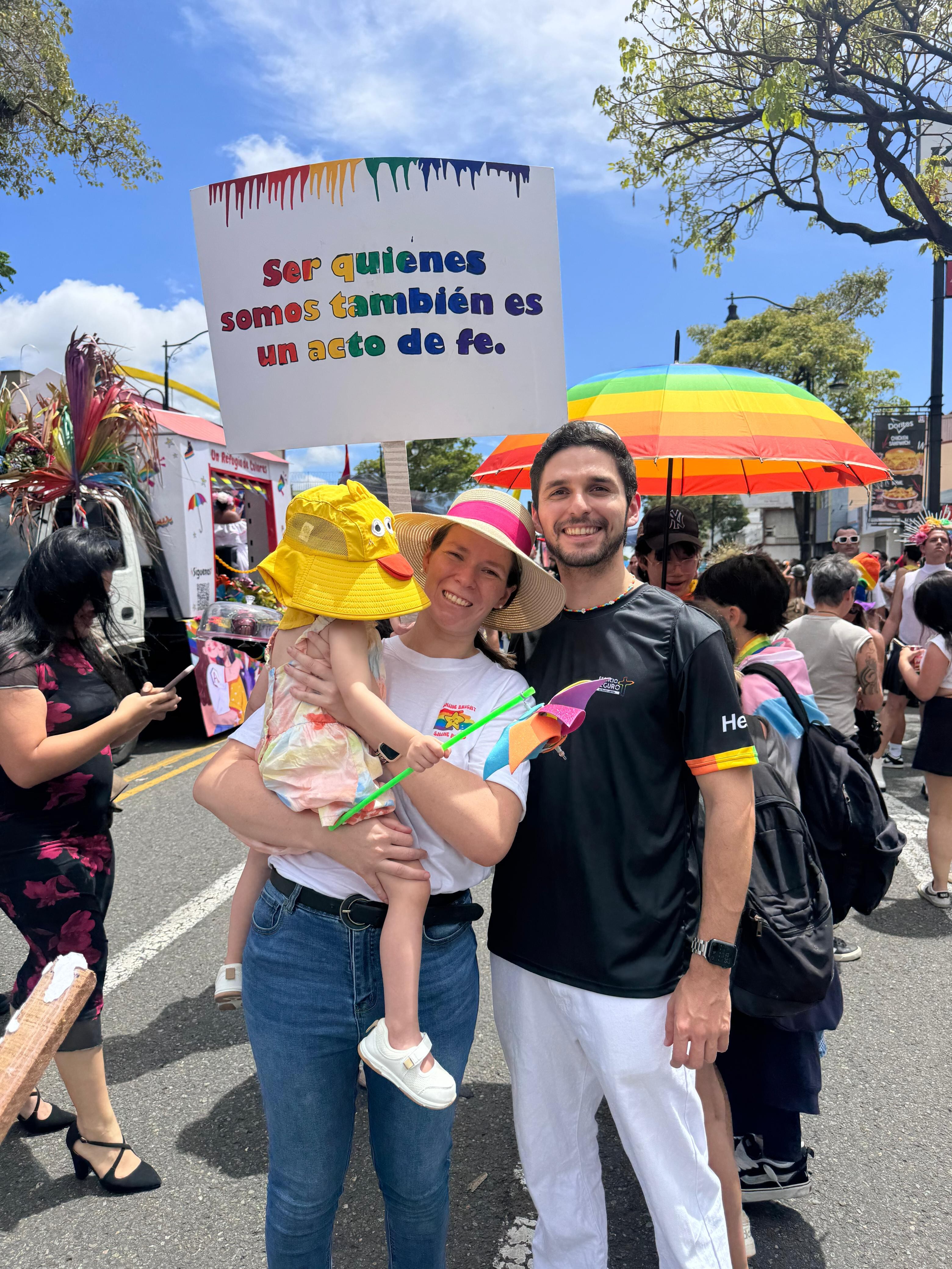 Ericka Molina, de 32 años, y su hija de 2, llegaron para apoyar a su hermano Henry Molina en el Pride 2025 en San José.