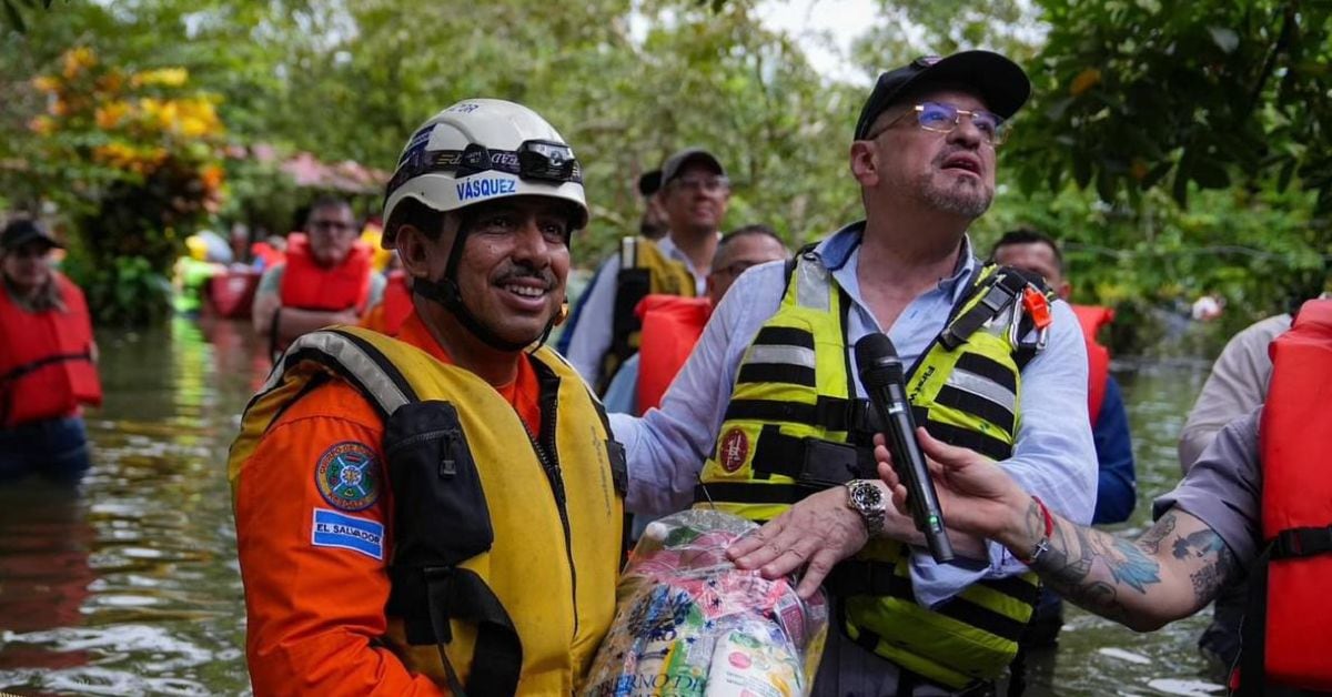 Presidente les dijo a los damnificados por lluvias en la zona sur que los legisladores se oponen a la entrega de comida. (Foto: tomada de video de Casa Presidencial)