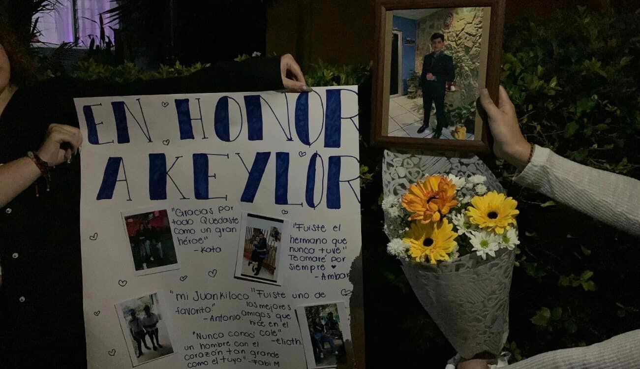 Este martes al mediodía en el Liceo de San Antonio, Desamparados, los compañeros de quinto año, docentes y otros, realizaron un homenaje al joven recién graduado. Foto: Facebook.