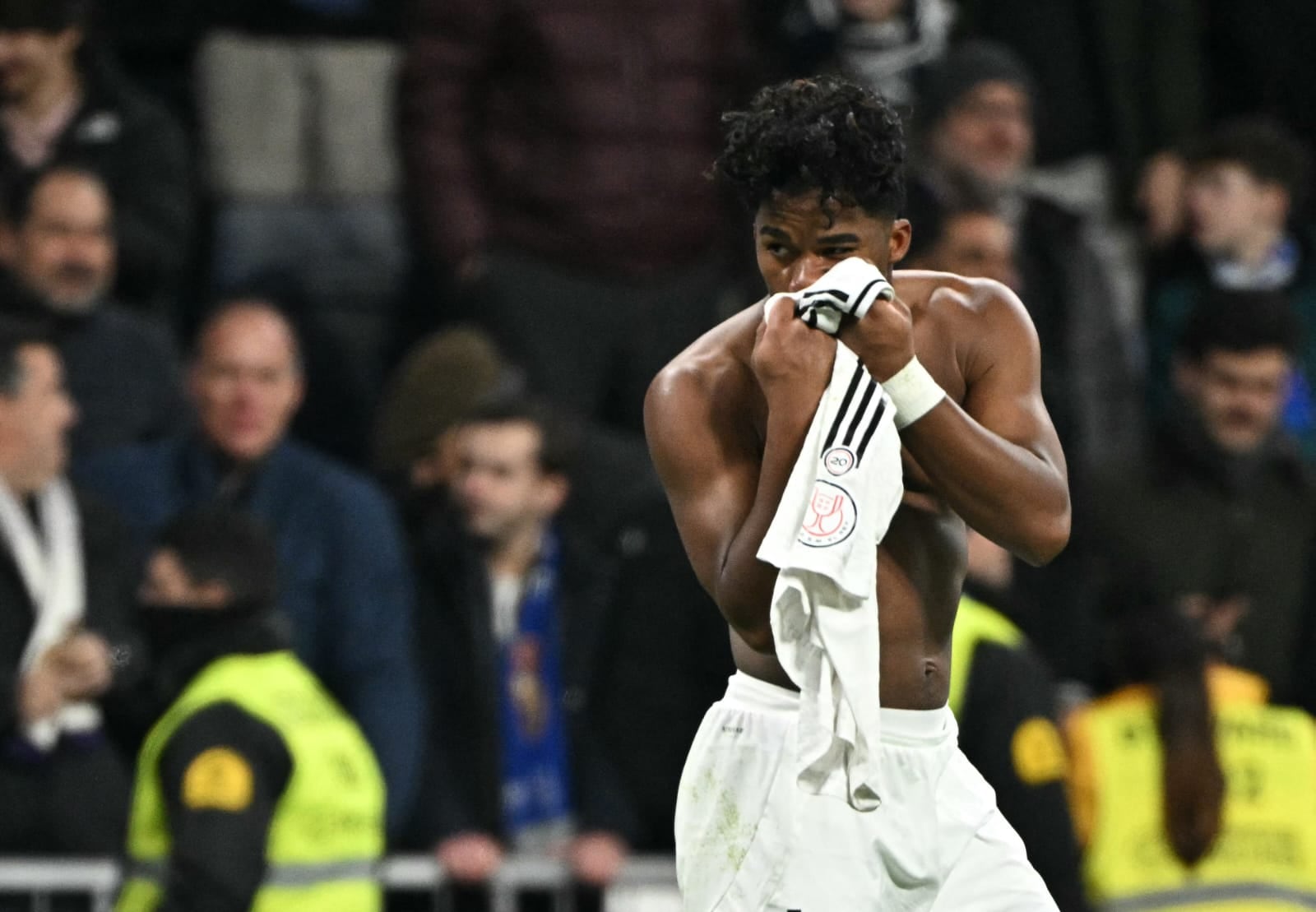Endrick, jugador del Real Madrid, celebra tras marcar un gol clave en el partido de Copa del Rey contra el Celta de Vigo en el Santiago Bernabéu.