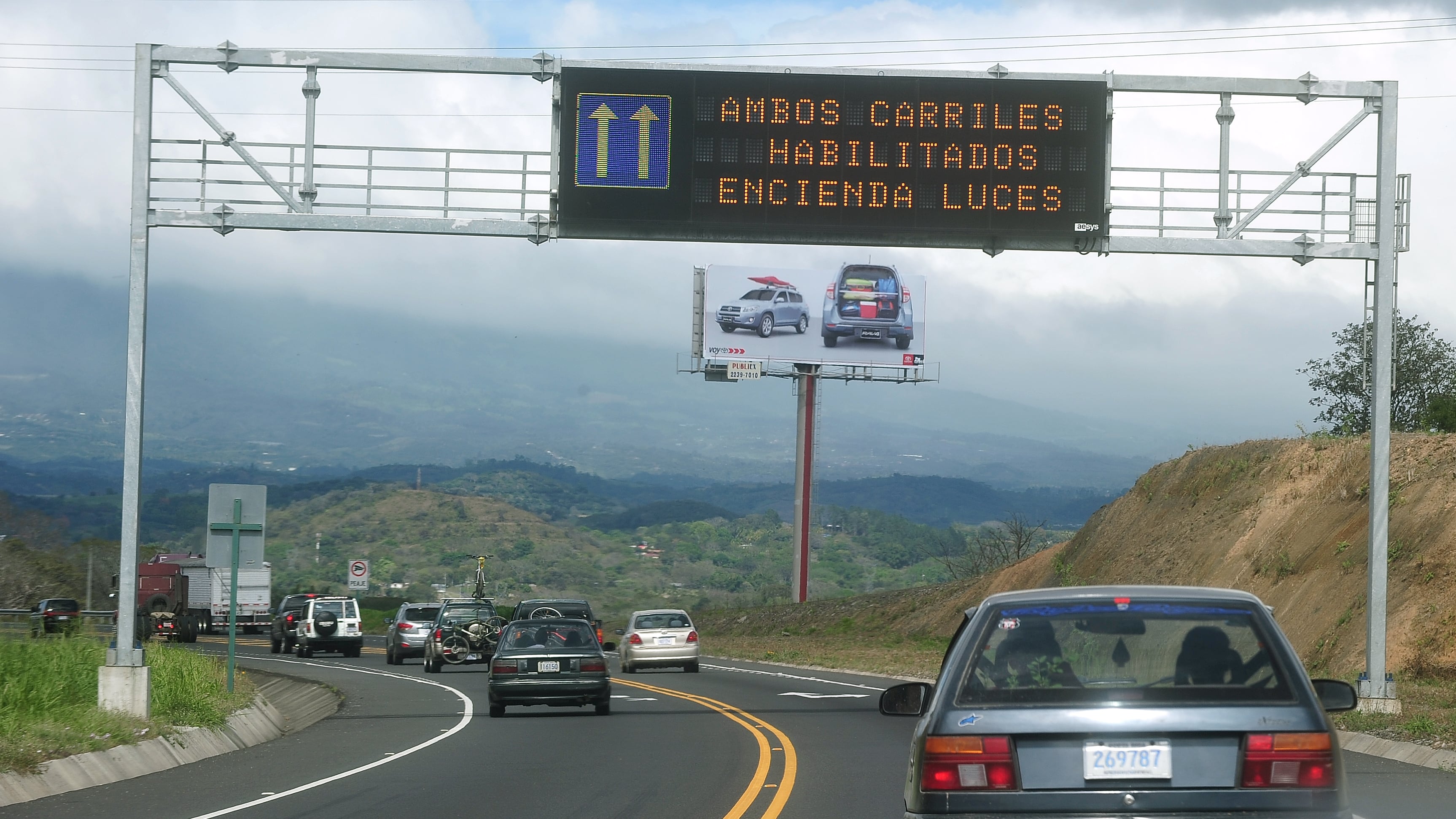 Tranquilo regreso de vacacionistas, desde el Pacifico, hacia la capital. Desde medio dia la Ruta 27 funciono solo en sentido oeste-este, razon por la cual no se vieron presas (02-01-11). Foto: Rafael Pacheco