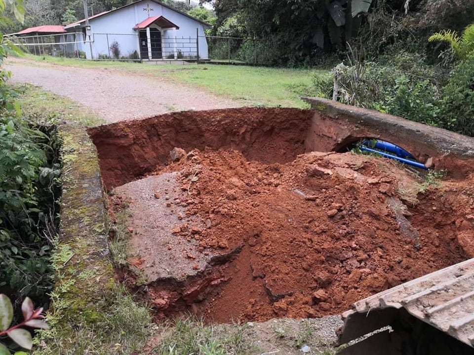 En Pérez Zeledón muchos caminos fueron afectados por el temporal, como este que une El Bajo Las Bonitas con San Gerardo, Platanares , pero ya el paso fue totalmente habilitado por ellos. Foto: Mario Cordero.