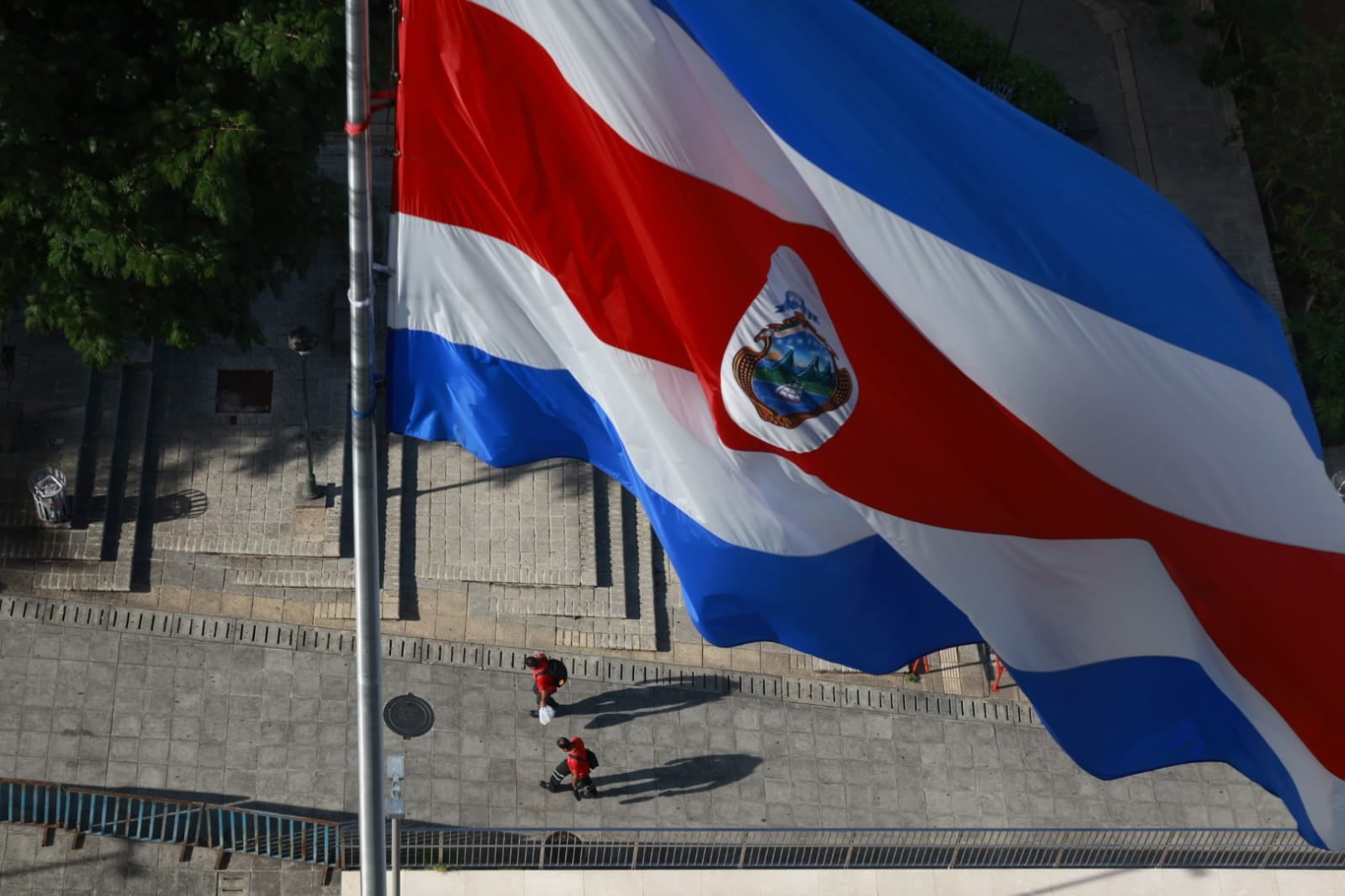 Preparativos en las afueras de la Asamblea Legislativa para la sesión solemne del 1 de mayo.