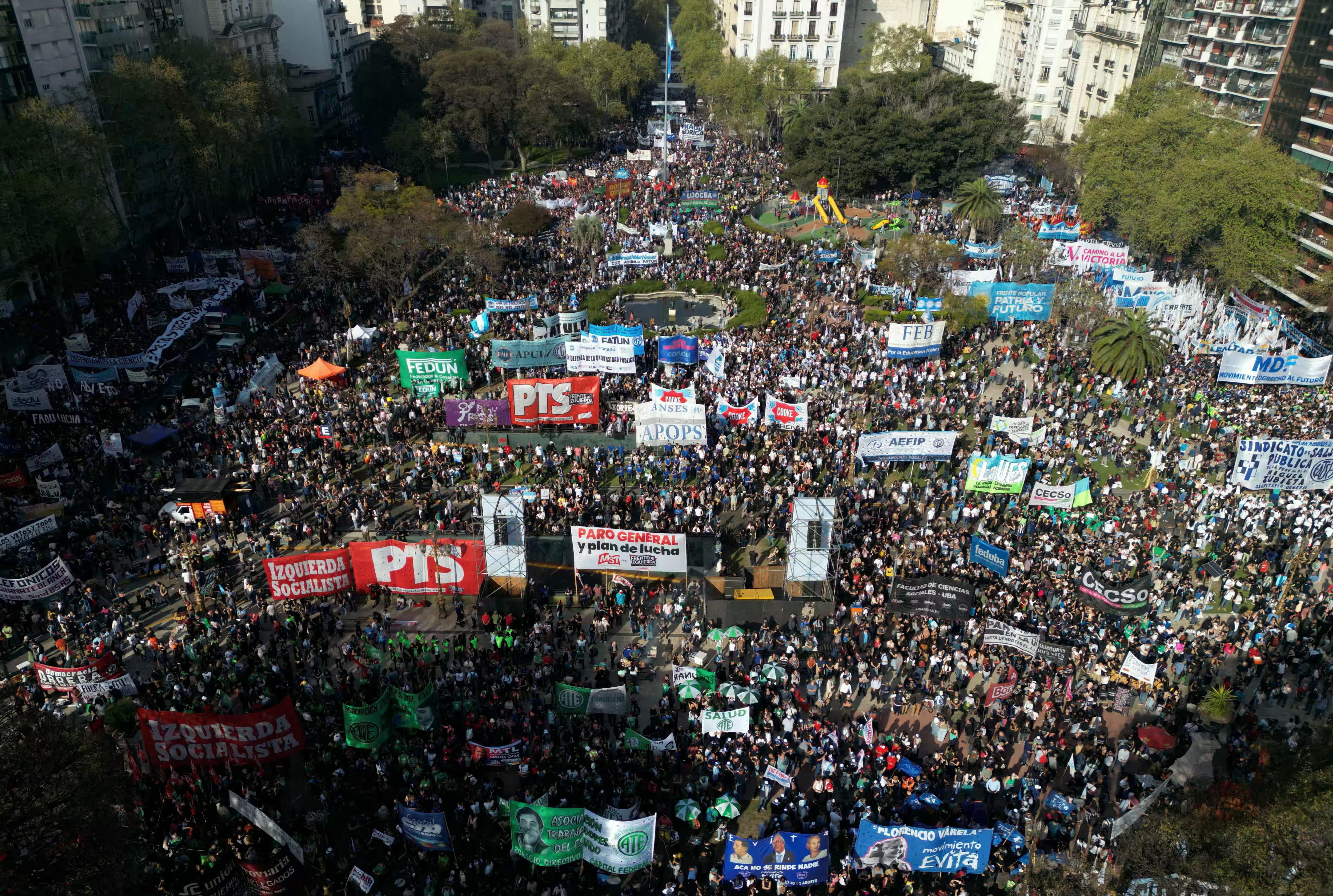 Vista aérea de una manifestación frente al Congreso Nacional contra los vetos del presidente argentino Javier Milei en Buenos Aires el 17 de setiembre de 2025 por la defensa de la universidad pública, dentro del Congreso se debatía el veto presidencial que buscaba frenar precisamente esa ley de financiamiento, al final Milei sufrió una derrota legislativa. Fotografía: