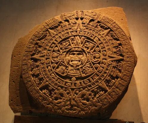 Calendario azteca / Piedra del sol. Eduardo Matos M., Mitología Azteca, 2008.