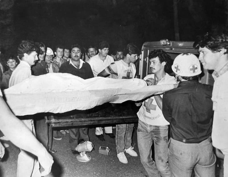 Levantamiento de los cuerpos de Marta Miriam Navarro Carpio y Edwin Mata Madrigal, en agosto de 1989.