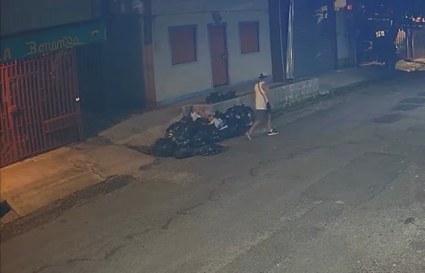 Tras lanzar a la niña entre las bolsas de basura, el sujeto se retira para continuar con su camino.Tras lanzar a la niña entre las bolsas de basura, el sujeto se retira para continuar con su camino.