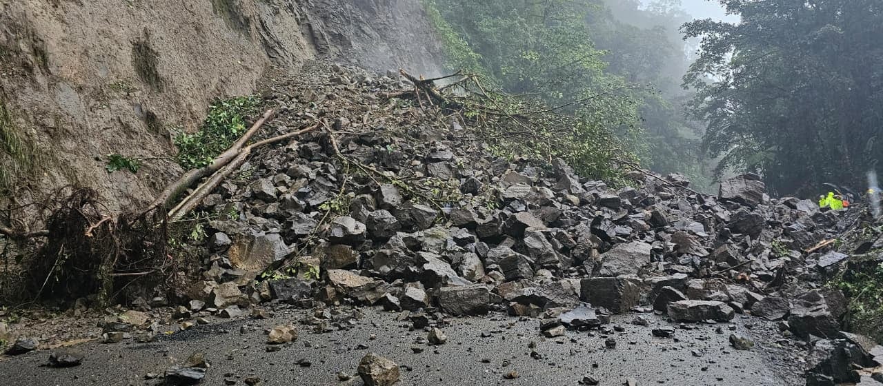 A las 4:30 p. m. de este miércoles el MOPT concretó la voladura de una enorme piedra que ponía en riesgo a los usuarios de la ruta 32, que conduce a Limón y que obligó al cierre de la vía desde el lunes 3 de noviembre.