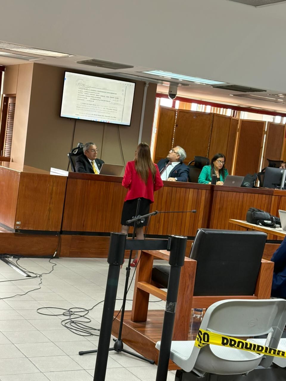 La fiscal Natalia Rojas Méndez fue llamada en varias ocasiones al estrado para que reconociera documentos contenidos en el expediente por tráfico de influencias.
