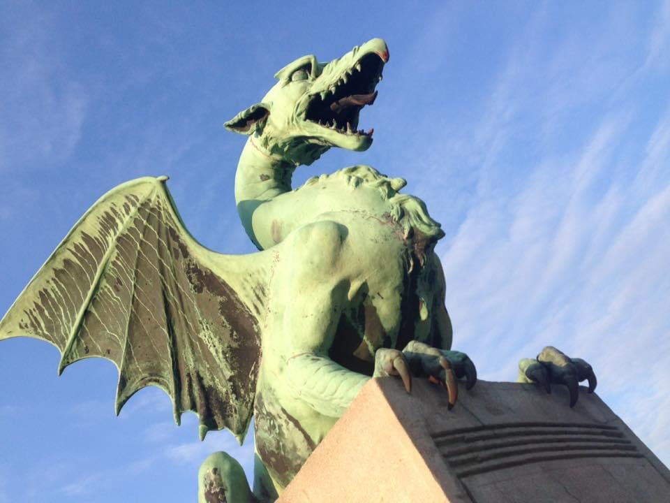 Puente de los Dragones en Ljubljana, la capital de Eslovenia.