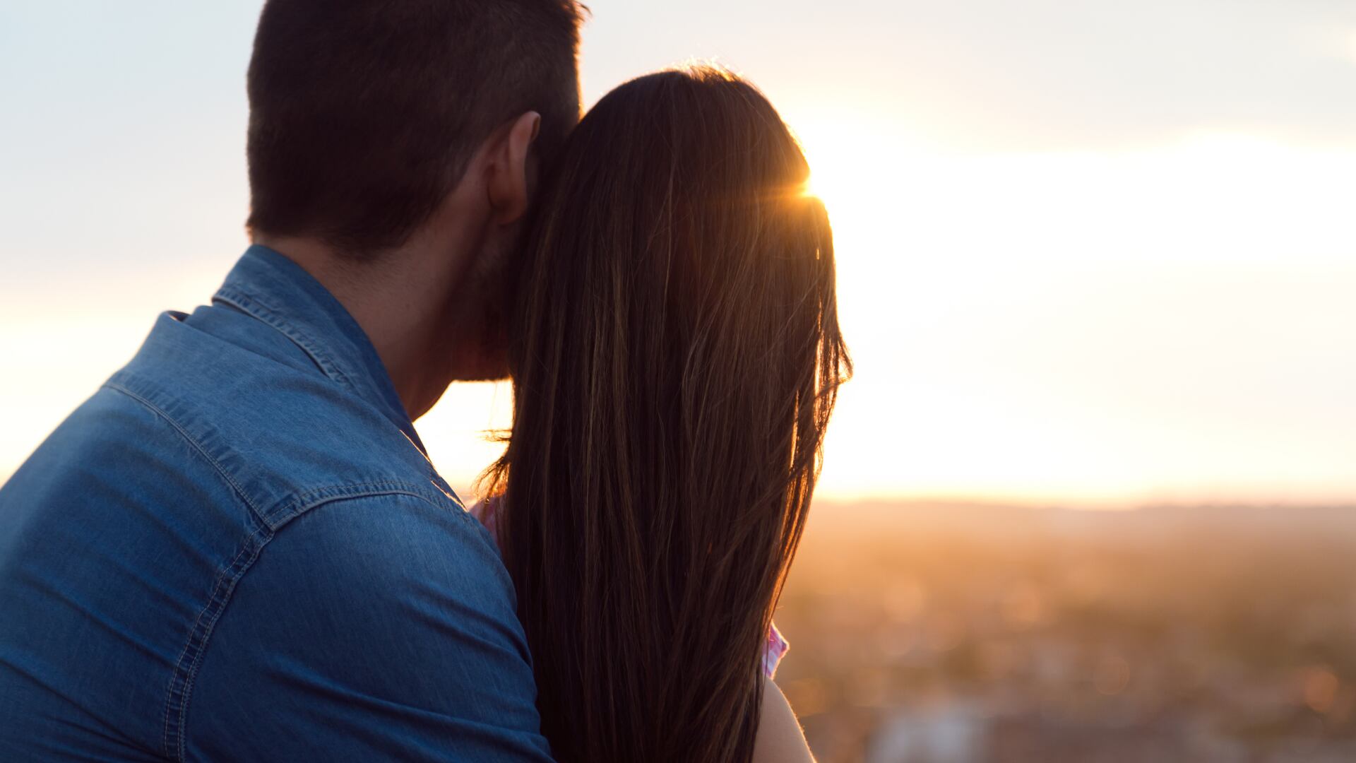 Un estudio halló que personas con rasgos oscuros manipulan emocionalmente mediante contacto físico en relaciones afectivas.