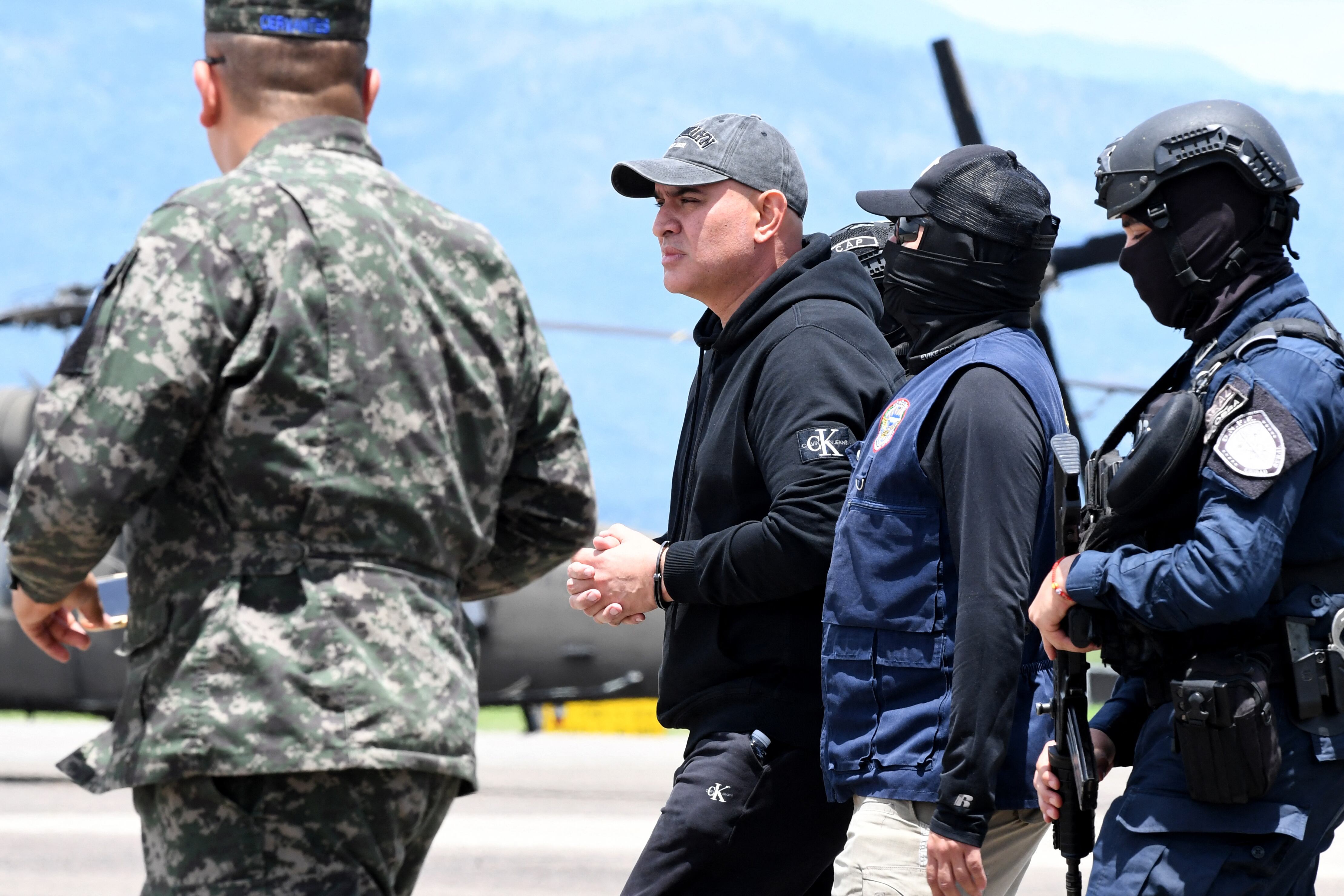 Mario José Cálix fue entregado a agentes estadounidenses en el aeropuerto de Palmerola, 50 km al norte de Tegucigalpa, y subido a un avión que despegó rumbo a Estados Unidos. Foto: Orlando SIERRA / AFP