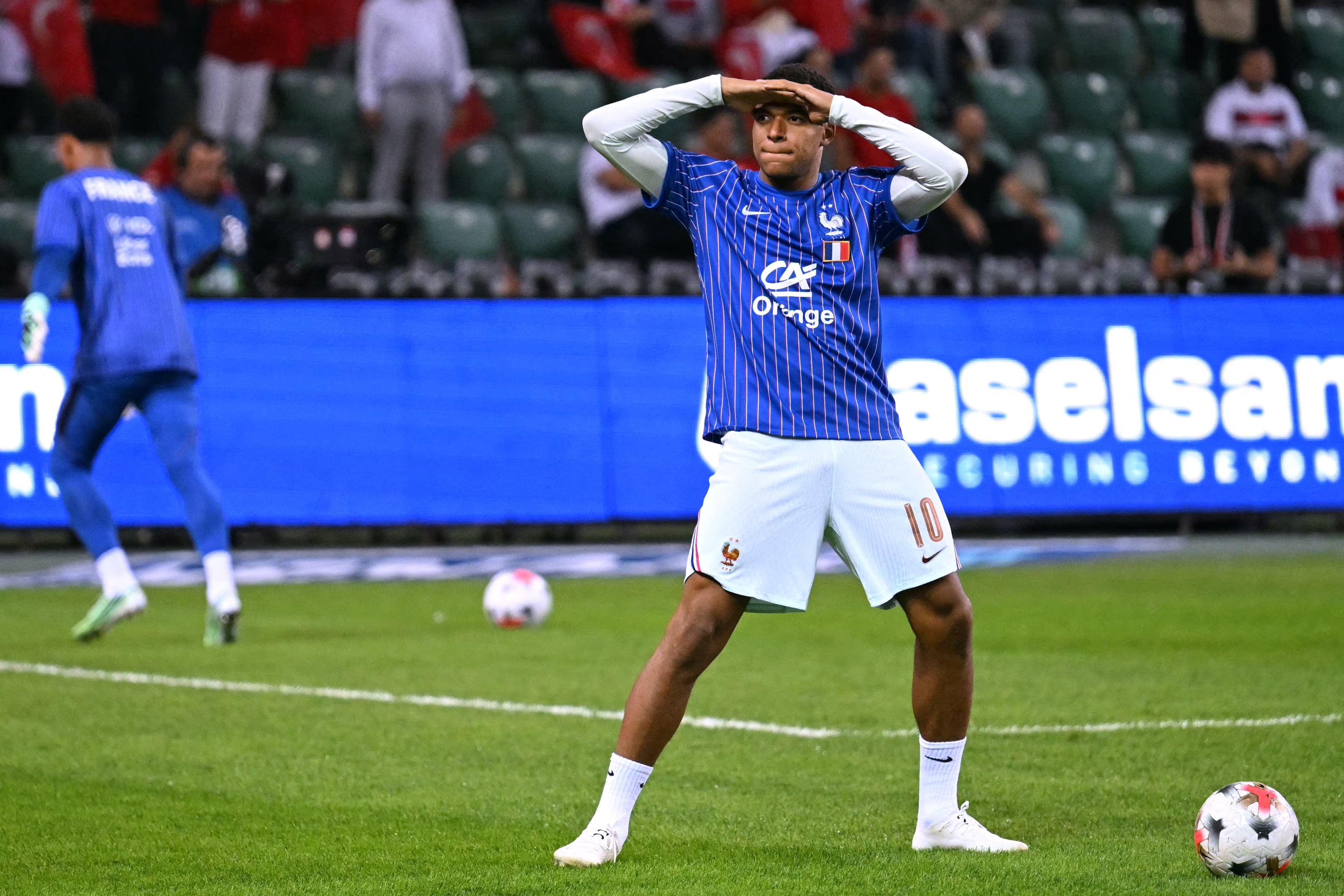 El delantero francés Kylian Mbappé, aquí en el calentamiento antes del partido entre Francia y Turquía por la Nations League de la UEFA, que marca el debut de Zinedine Zidane como entrenador galo.