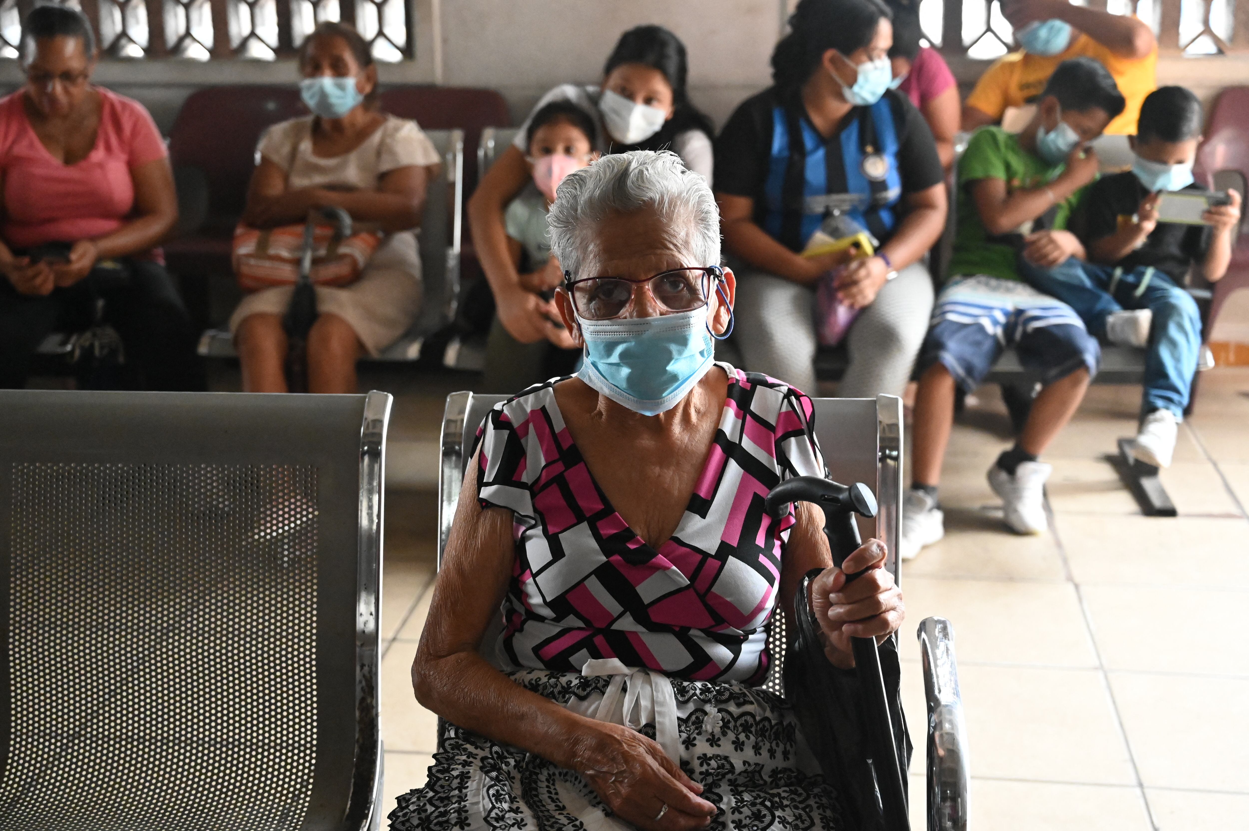 Los hondureños regresaron al uso de mascarillas y al teletrabajo de forma voluntaria debido a la grave contaminación del aire provocada por incendios forestales y otros factores ambientales, informaron este miércoles autoridades locales.