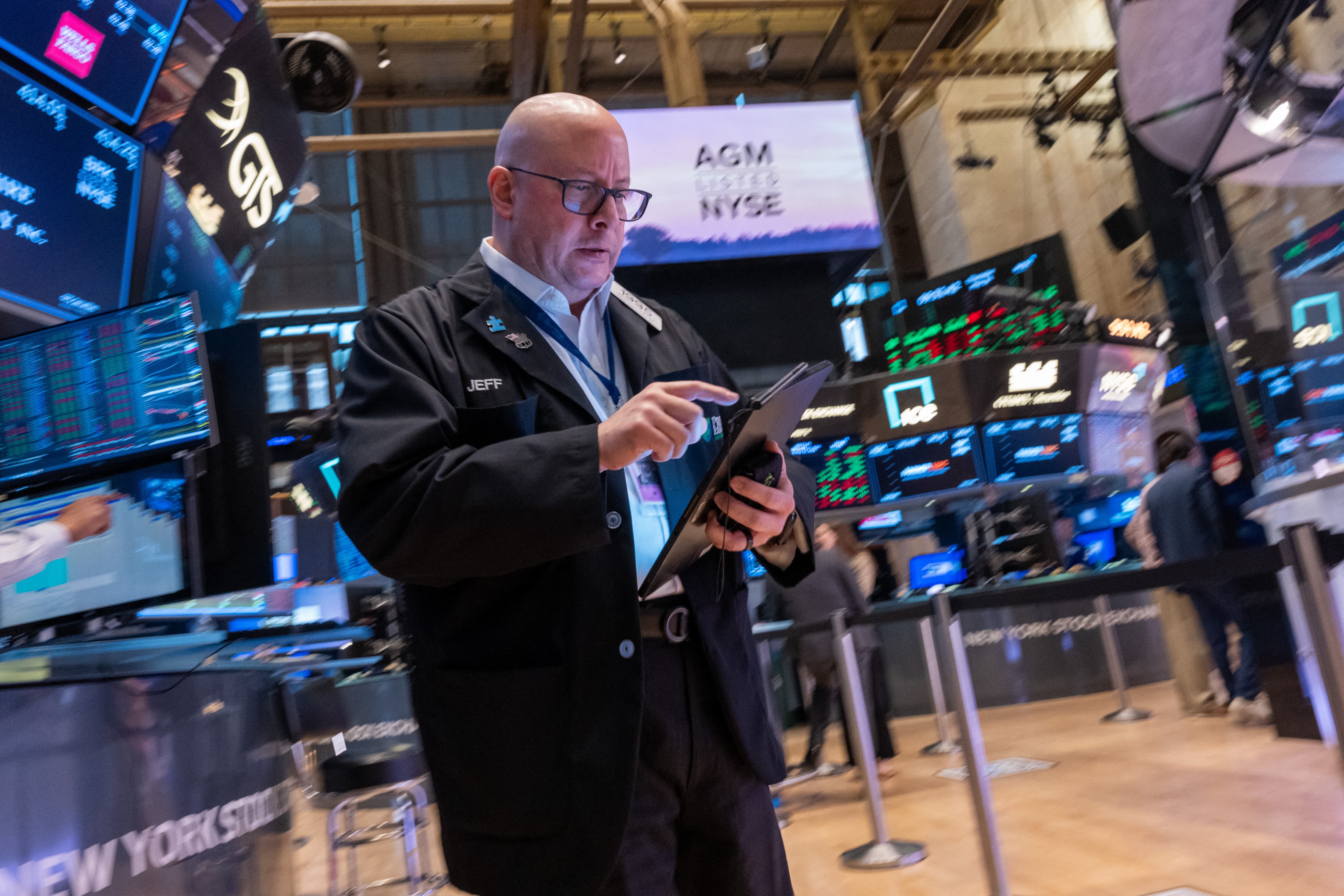NEW YORK, NEW YORK - MAY 16: Traders work on the floor of the New York Stock Exchange (NYSE) on May 16, 2024 in New York City. As U.S. inflation eased slightly in April, stock indexes surged in trading with the Dow opening Thursday near a 40000 milestone. Spencer Platt/Getty Images/AFP (Photo by SPENCER PLATT / GETTY IMAGES NORTH AMERICA / Getty Images via AFP)