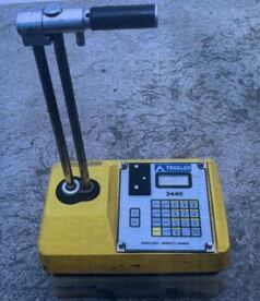 El medidor de densidad y humedad que tiene fuentes radiactivas