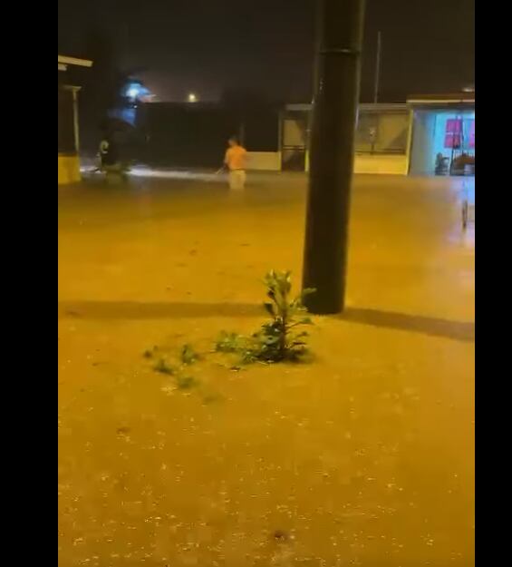Vecinos de Quebrada Ganado en Ganado de Tárcoles, Garabito, quedaron con el agua a la cintura la noche del miércoles por desbordamiento de quebradas. Foto: Cortesía Radio On..