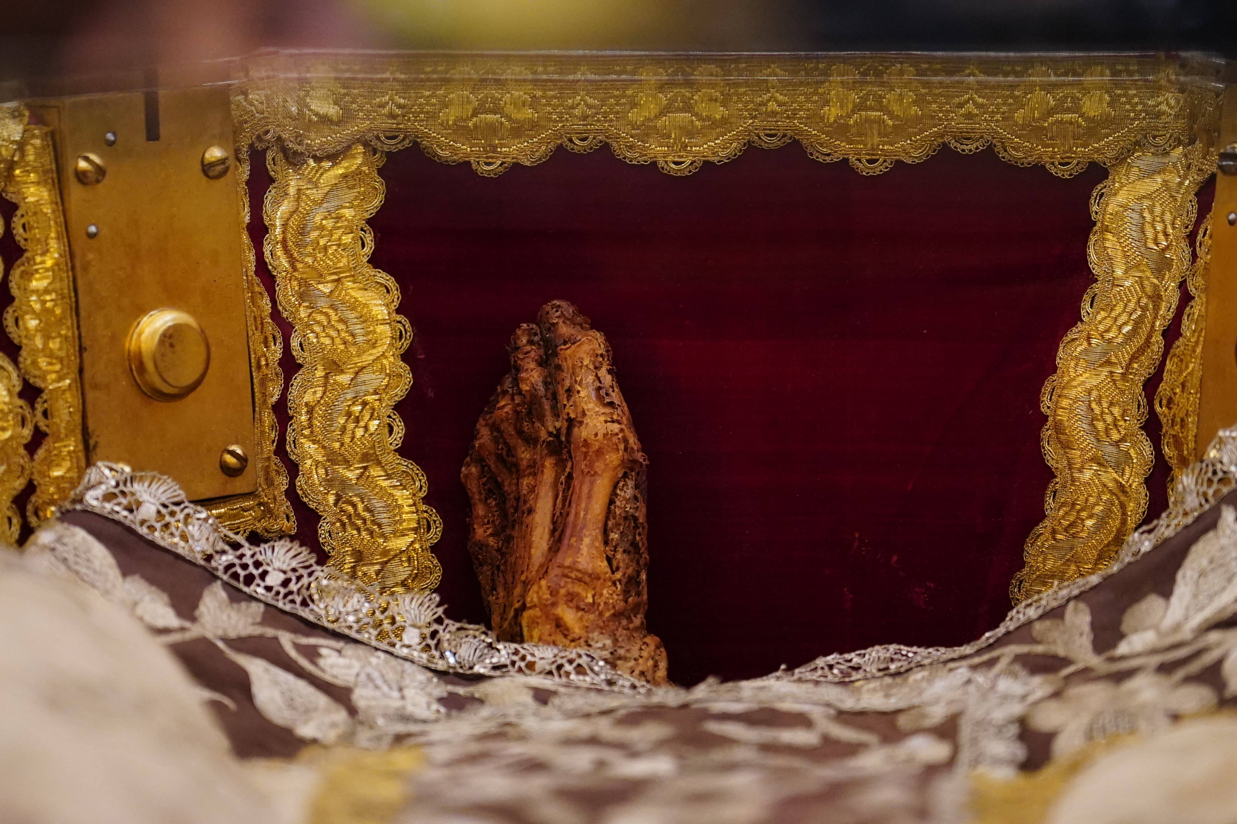 Detalle del cuerpo de Santa Teresa de Jesús durante el acto de apertura de veneración pública, en el Convento Padres Carmelitas Descalzos, a 11 de mayo de 2025, en Alba de Tormes, Salamanca, Castilla y León (España). Es la segunda vez que se expone el cuerpo incorrupto de la Santa, ya que no se hace desde mediados del siglo pasado.