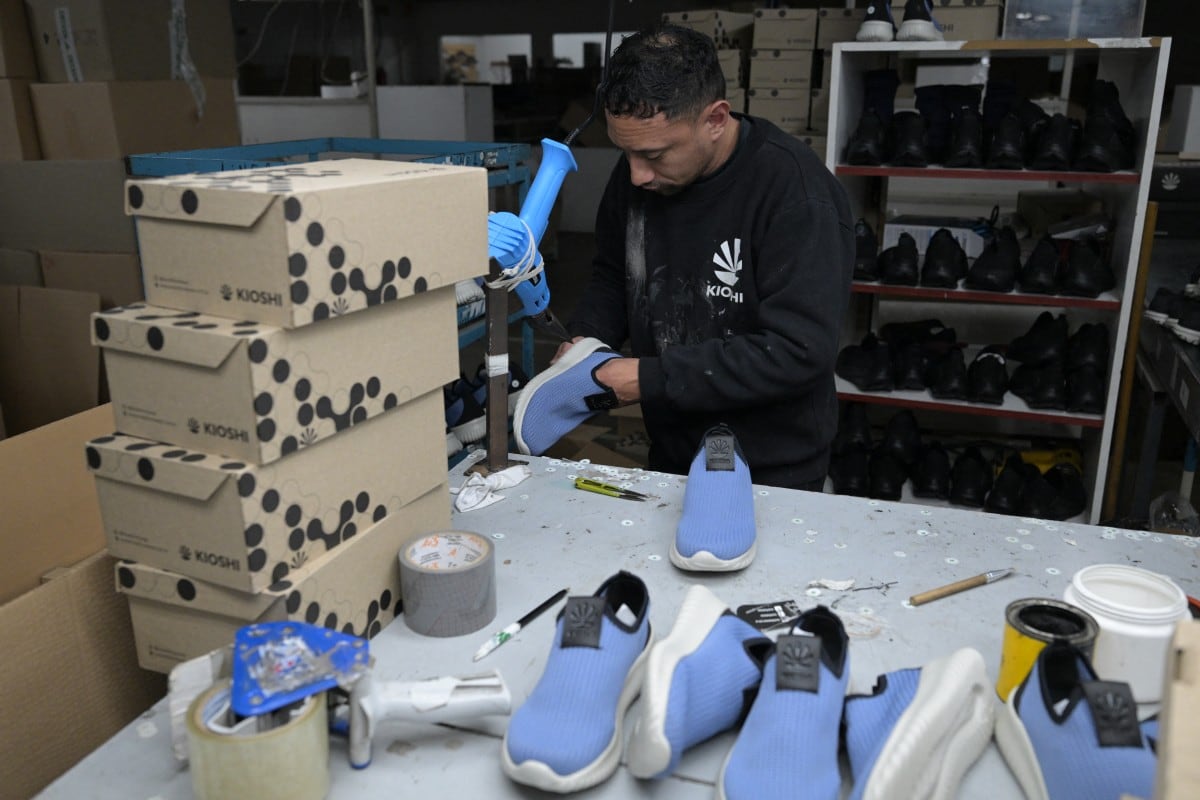 Un trabajador fabrica zapatillas en la fábrica de calzado Kioshi, que opera a una capacidad mínima, en 9 de Abril, Esteban Echeverría, provincia de Buenos Aires, Argentina, el 27 de agosto de 2026.