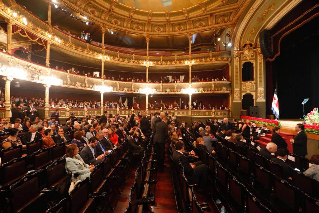 El presidente Carlos Alvarado y la jerarca de Mideplan, Pilar Garrido, presentaron el Plan Nacional de Desarrollo. Desde las butacas del Teatro Nacional, presenciaron el acto, ministros, diputados, presidentes ejecutivos, diplomáticos y el expresidente Óscar Arias. Foto: Albert Marín.