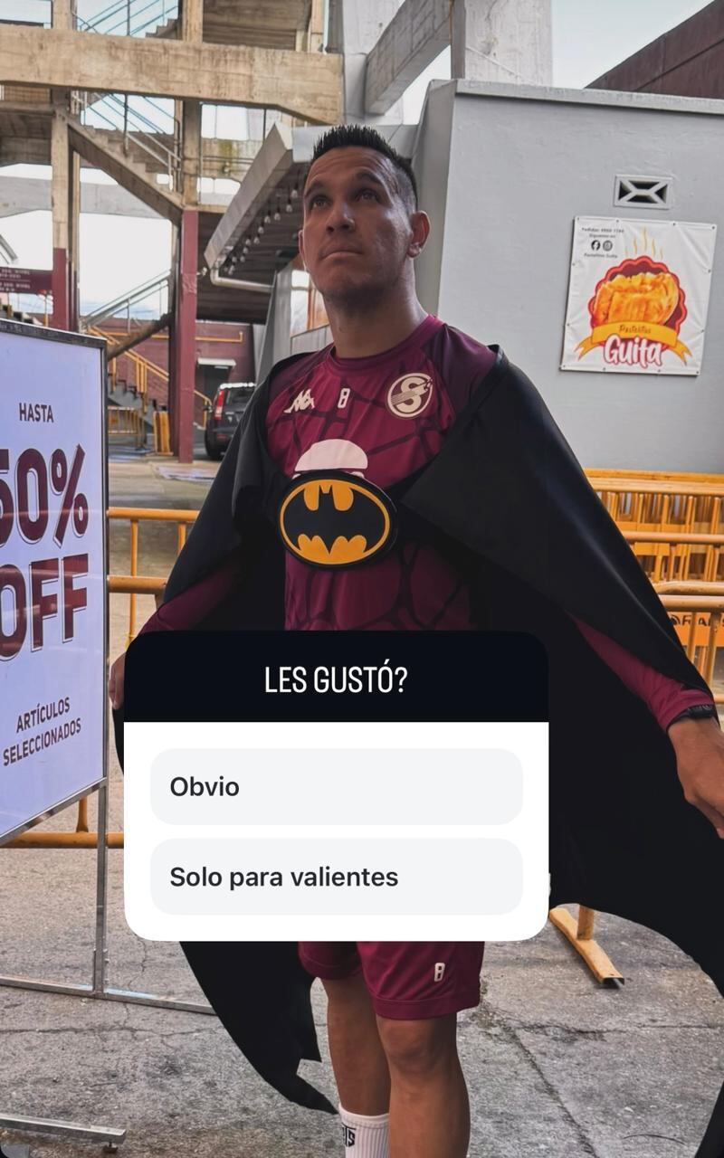 El jugador del Saprissa David Guzmán ya está listo para salir a la cancha como Batman.