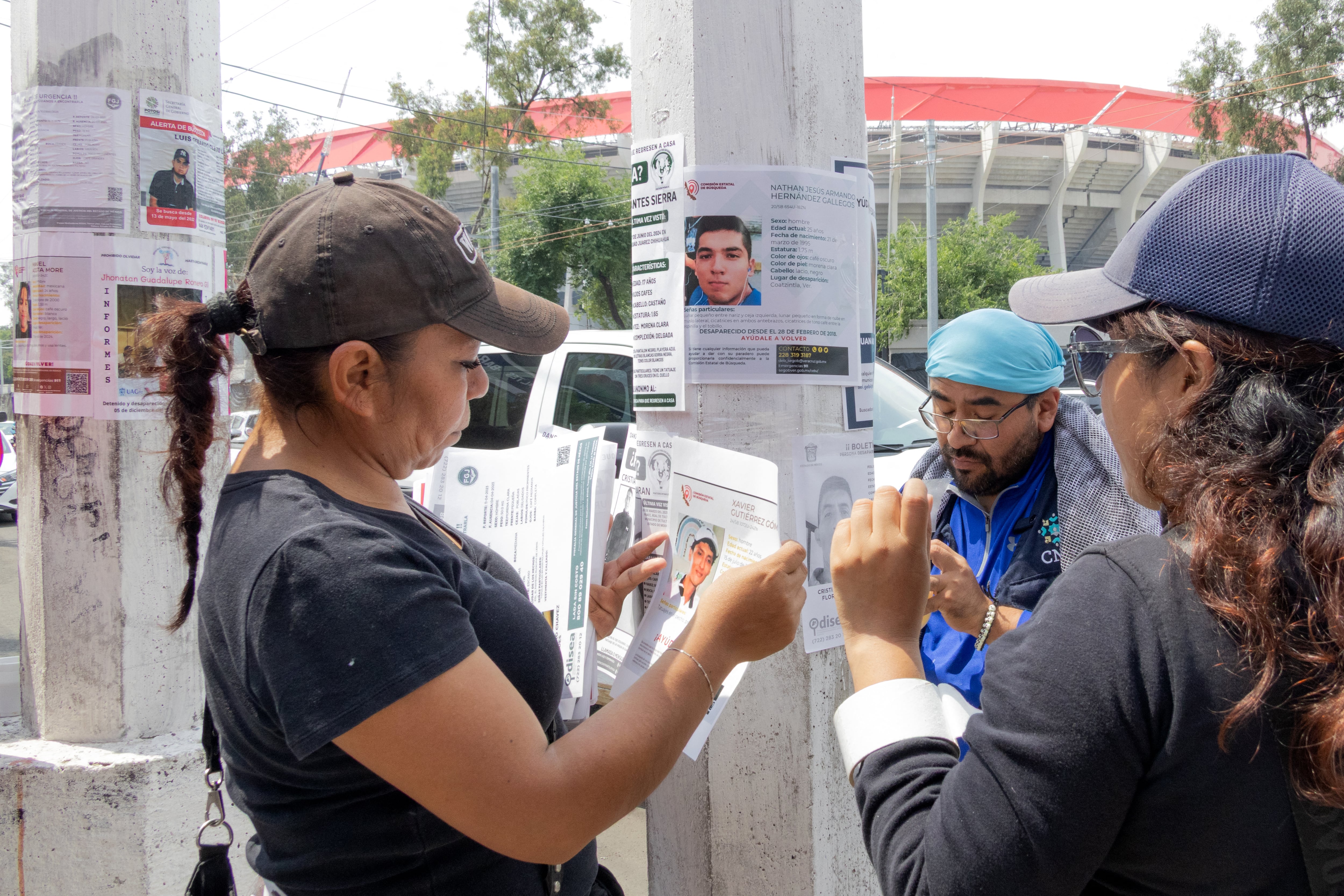 Colectivos que buscan a personas extravidadas colocan fotografías afuera del estadio Azteca (ahora Banorte) para llamar la atención sobre el problema de personas desaparecidas en México.