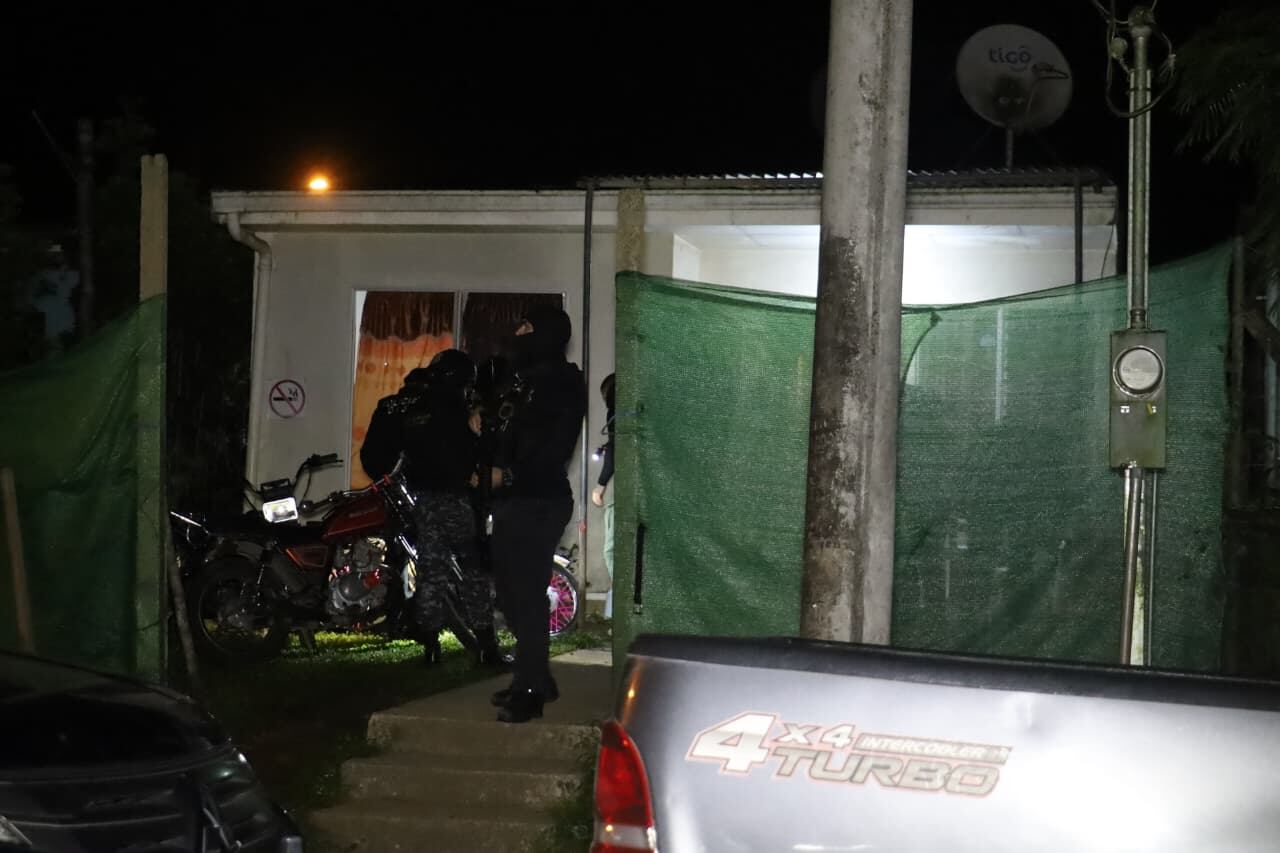 El OIJ de Guápiles allanó las casas de cinco sospechosos de retener y torturar a un hombre en la comunidad de Duacarí en Guácimo de Limón.