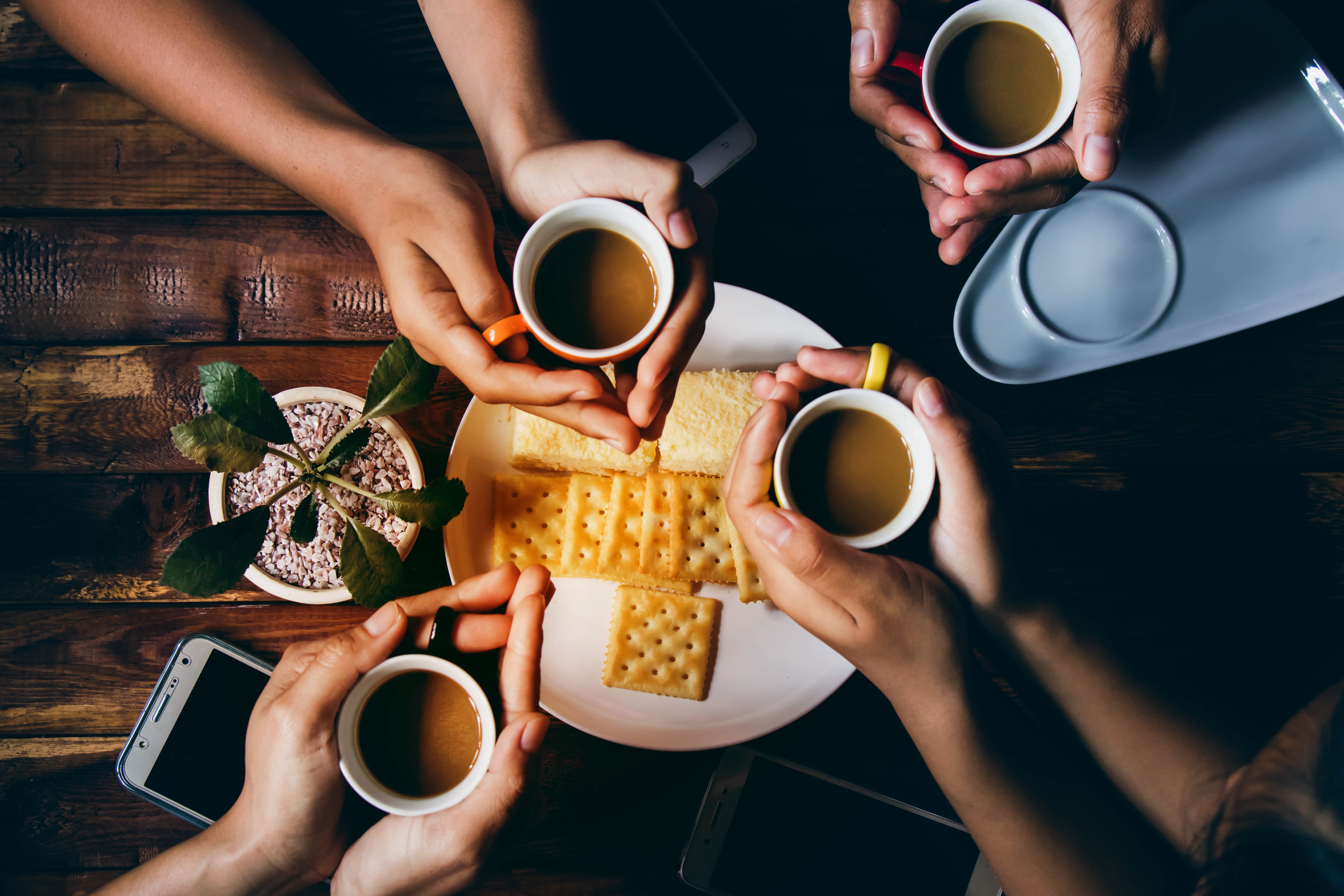 Amigos tomando café, tazas de café, galletas soda
