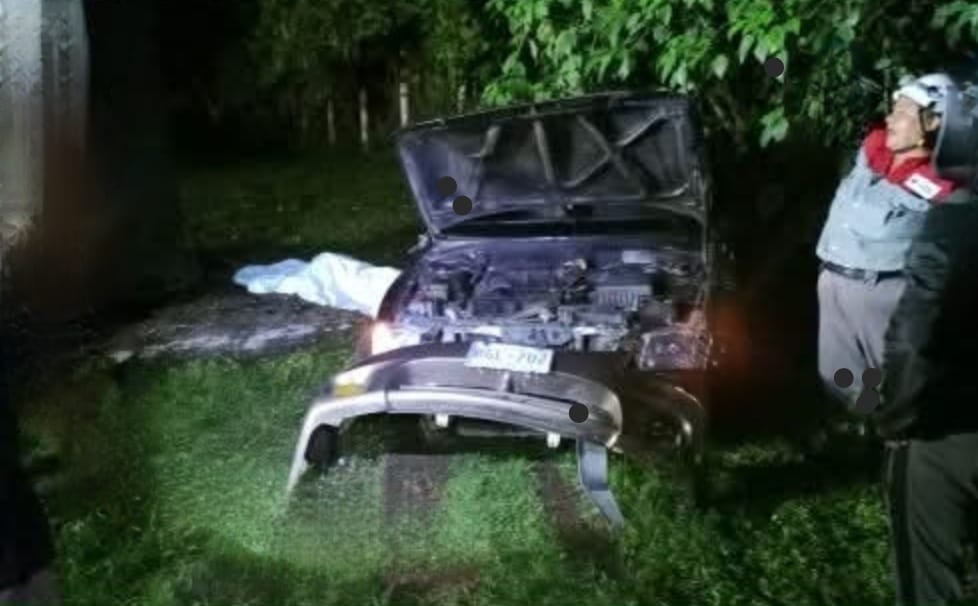 El vehículo en el que viajaba el oficial Ronald Jiménez González quedó completamente destruido tras impactar contra un poste de alumbrado eléctrico en Sixaola, Talamanca, durante la madrugada de este jueves.