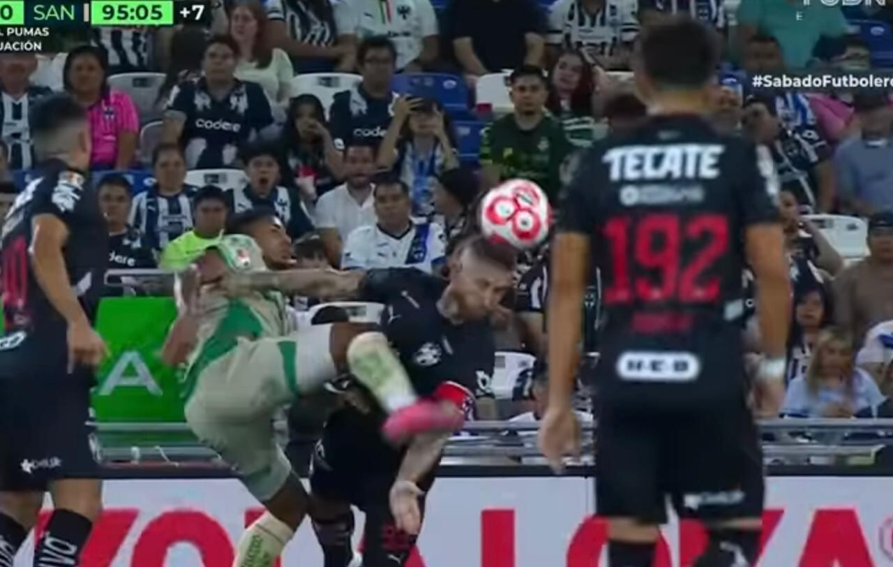 Anthony Choco Lozano va por el balón ante Sergio Ramos, en el duelo entre Monterrey y Santos Laguna por la Liga Mexicana.