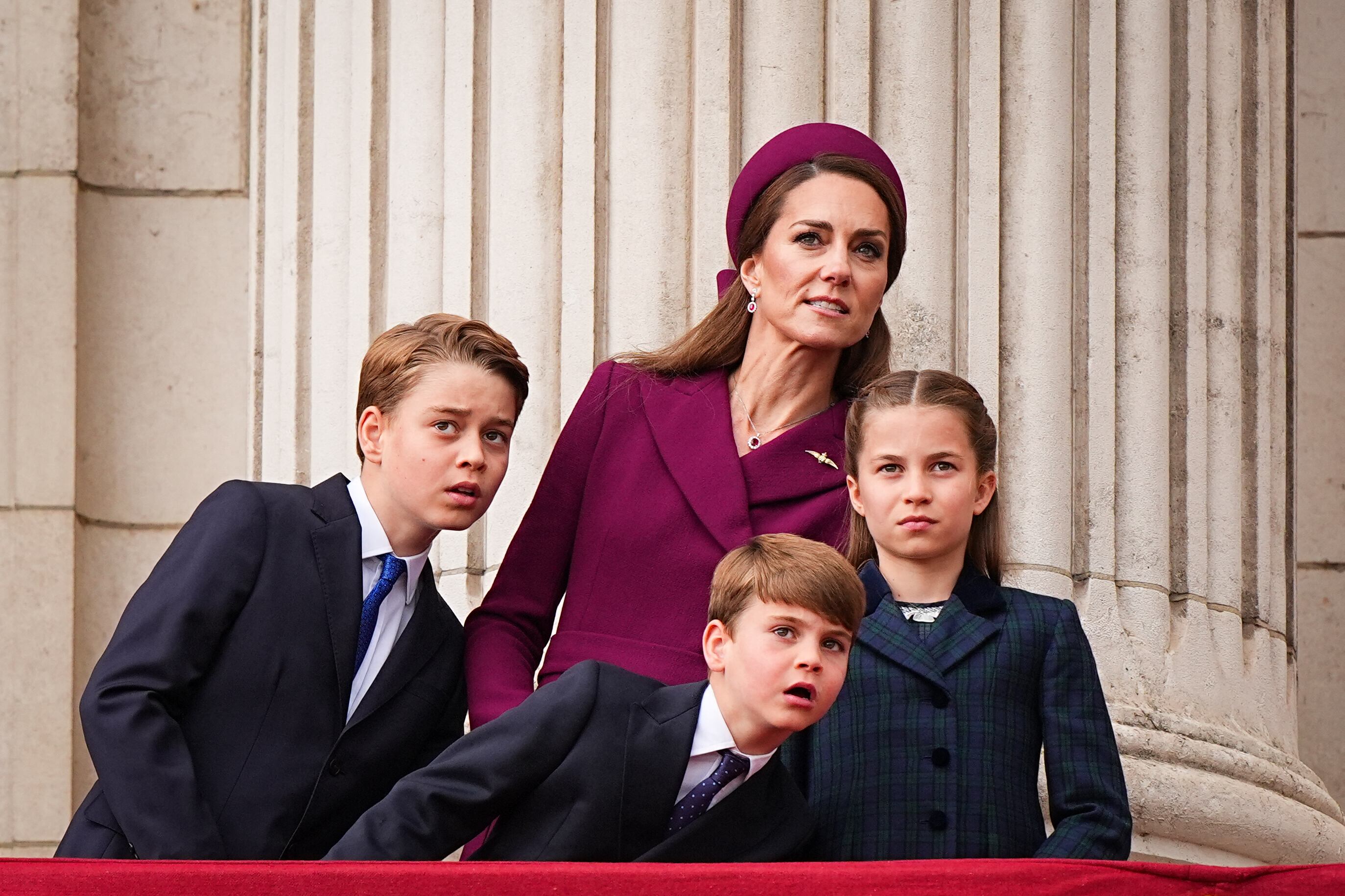 (De izquierda a derecha) El príncipe George de Gales, el príncipe Louis de Gales, Catherine, princesa de Gales, y la princesa Charlotte de Gales observan el vuelo acrobático de los Red Arrows desde el balcón del Palacio de Buckingham, tras asistir al desfile de las fuerzas armadas el 5 de mayo de 2025, en conmemoración del 80.º aniversario del Día de la Victoria en Europa (VE Day, por sus siglas en inglés), que marca el fin de la Segunda Guerra Mundial en Europa. (Foto: Aaron Chown / POOL / AFP)