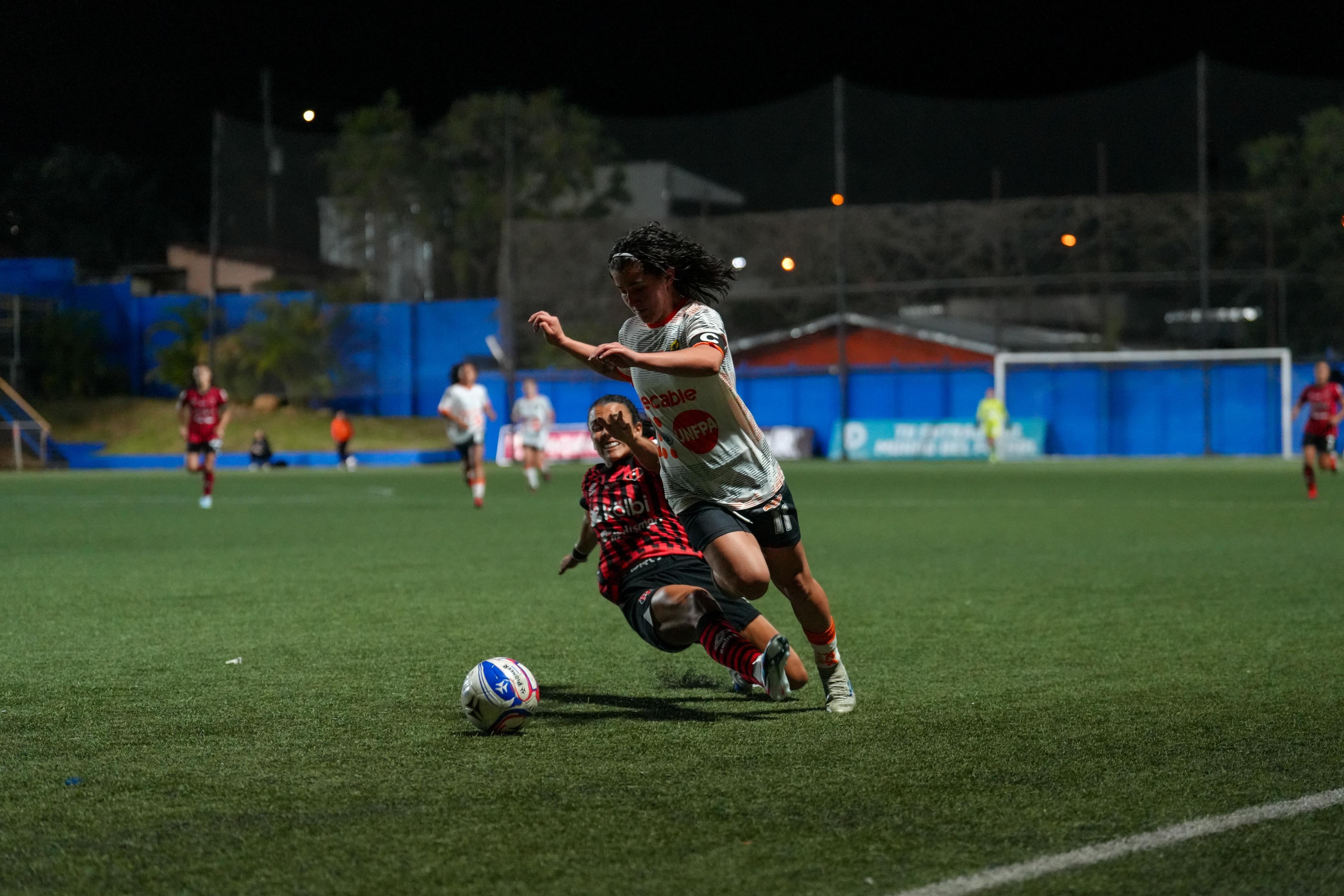 Pamela Elizondo supera la marca de Gabriela Guillén en la sorpresiva semifinal entre Alajuelense y Dimas Escazú.