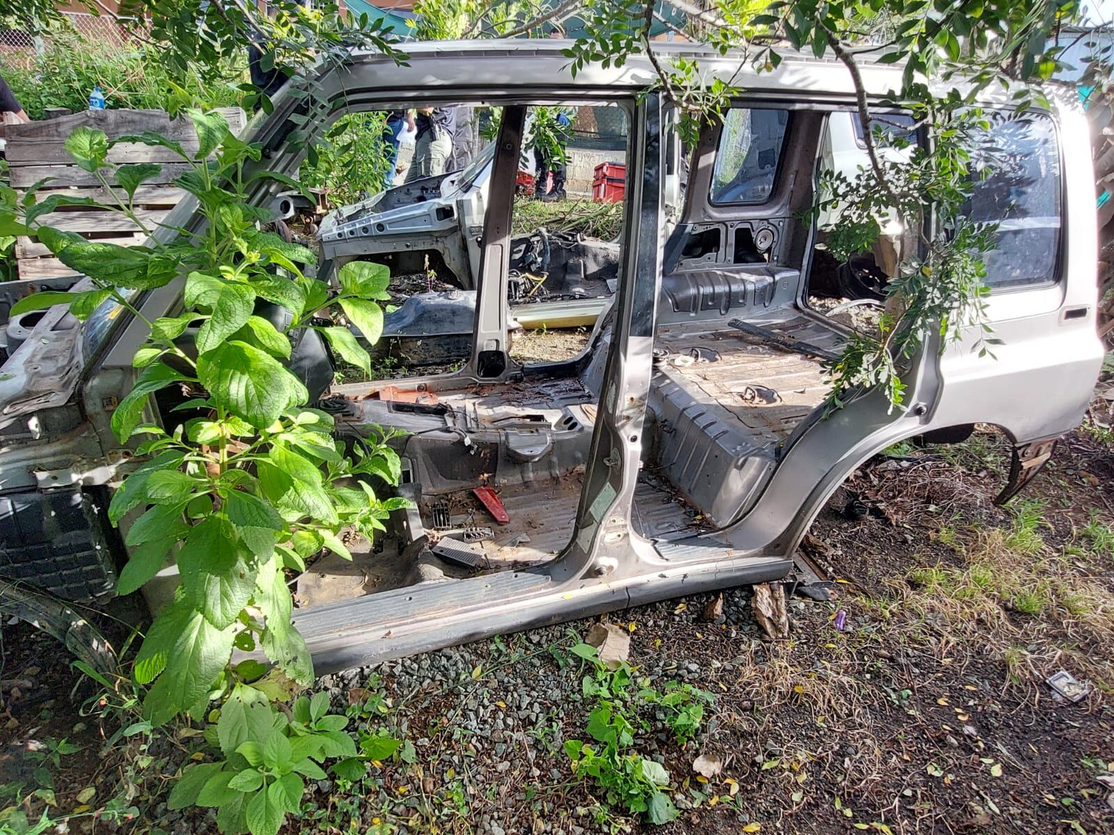 Dentro del terreno las autoridades ubicaron cinco motores con denuncia por robo, ocho chasis y seis vehículos con alteraciones.