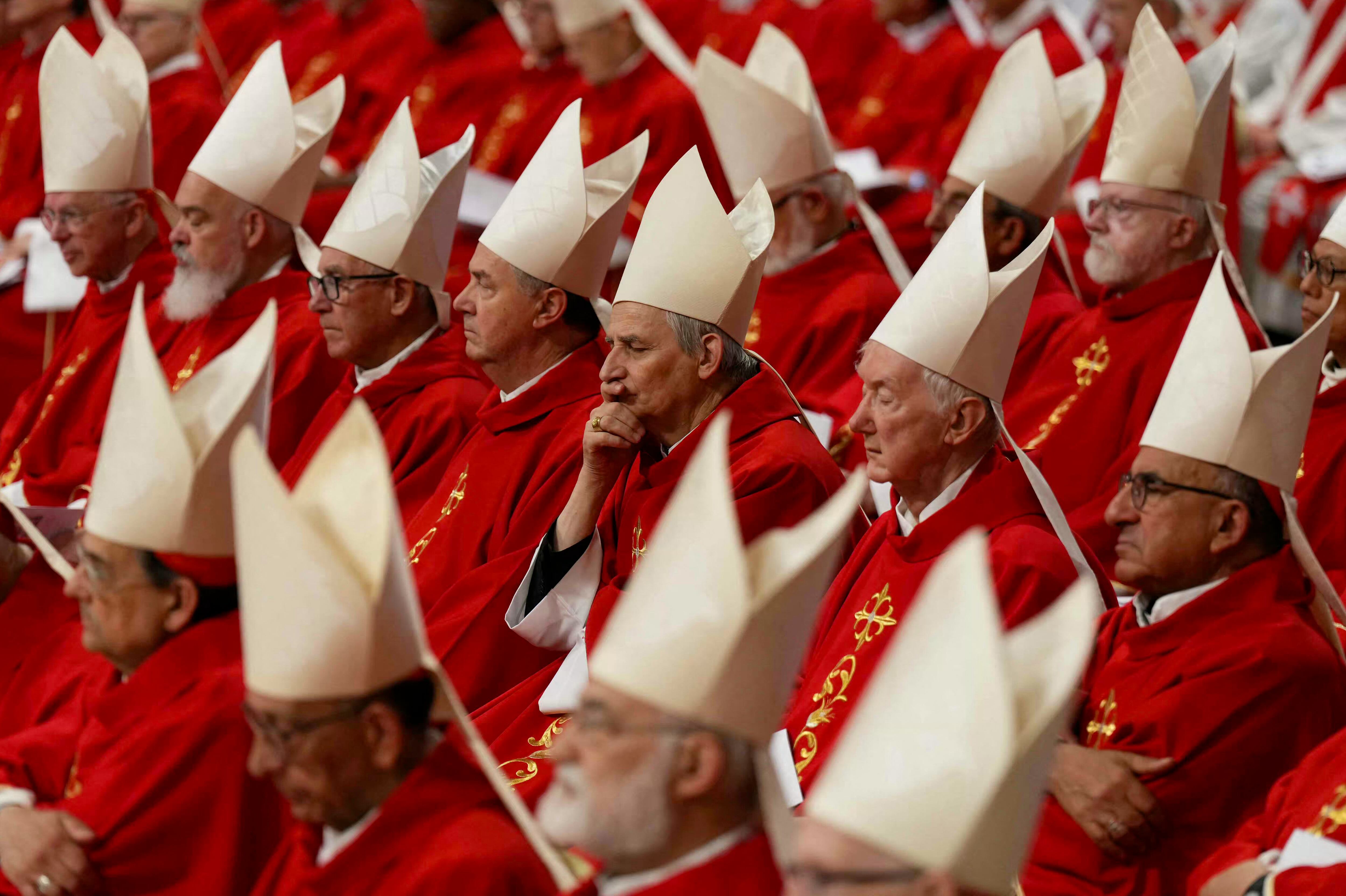 Los cardenales católicos que se reunieron el 28 de abril de 2025 han fijado el 7 de mayo como la fecha de inicio del cónclave para elegir al sucesor del papa Francisco, según informó el portavoz del Vaticano. (Foto por Dimitar DILKOFF / AFP)