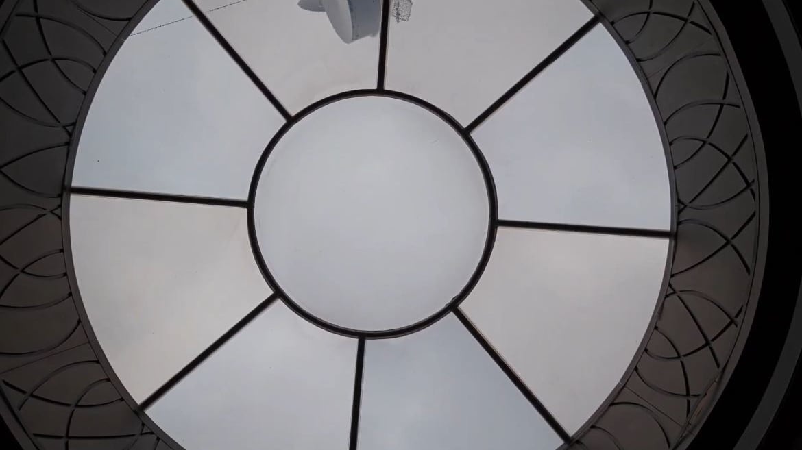 Foto contrapicada de una cúpula que funciona como solar en la sala de reuniones de la Junta Directiva del Banco Nacional