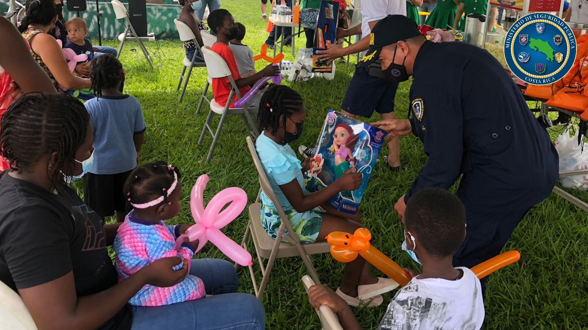 Niños de familias migrantes que pasaron la Navidad en suelo nacional, así como sus padres, tuvieron regalos y fiesta gracias a policías de Los Chiles, empresa privada y una fundación. Foto: MSP.