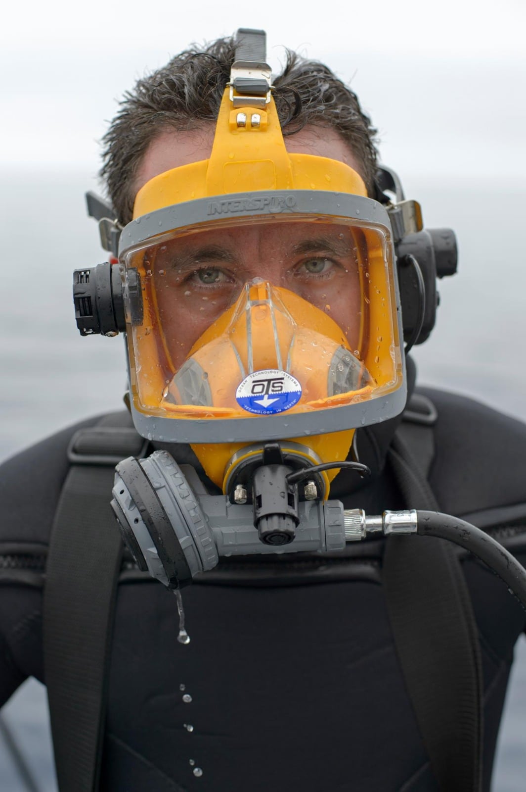 Foto de plano medio del biólogo Mauricio Hoyos.