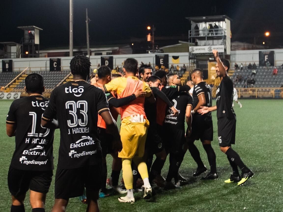 Los jugadores de Sporting celebraron a lo grande su victoria contra Liberia. Fotografía: Sporting