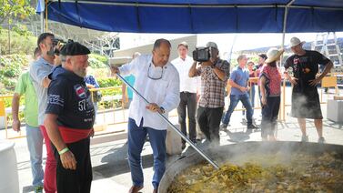 Hasta Luis Guillermo Solís degustó la paella más grande de Centroamérica