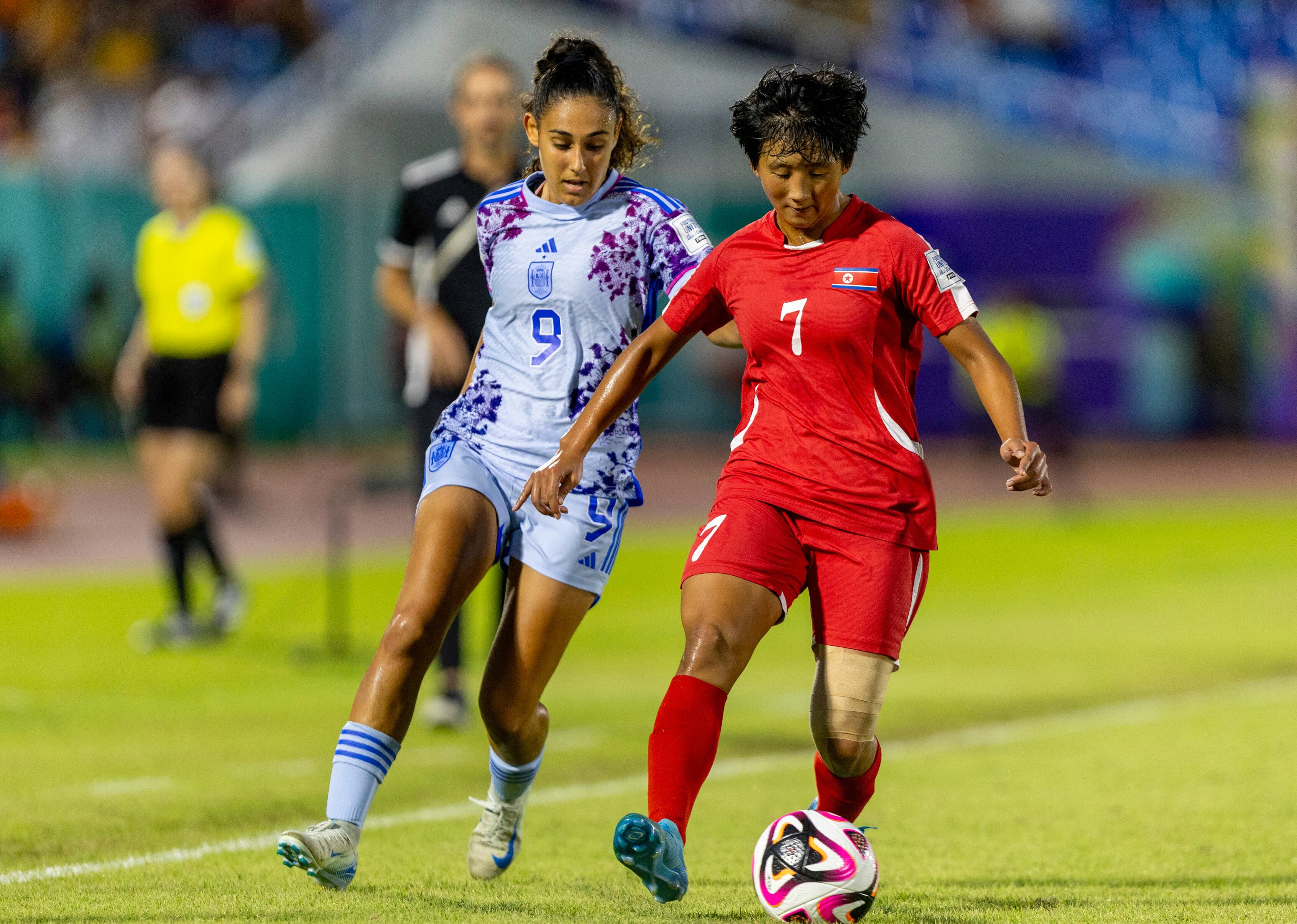 La delantera española n.º 9 Celia Segura y la mediocampista norcoreana n.º 7 Jon Il-Chong luchan por el balón durante la final de la Copa a Femenina Sub-17 de la FIFA 2024 entre Corea del Norte y España en el Estadio Olímpico Félix Sánchez de Santo Domingo, el 3 de noviembre de 2024. (Foto de Nelson Pulido / AFP)