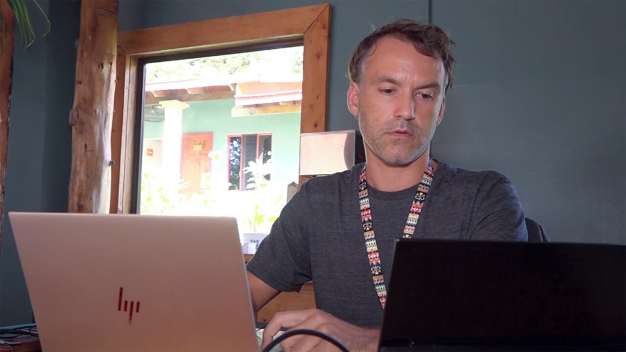 Costa Rica se ha convertido en un destino ideal para extranjeros que escogen trabajar remotamente. El país, dicen, les ofrece un adecuado manejo de la pandemia y la posibilidad de combinar las labores de sus países de residencia con clases de surf, paseos a la montaña y el Pura Vida.