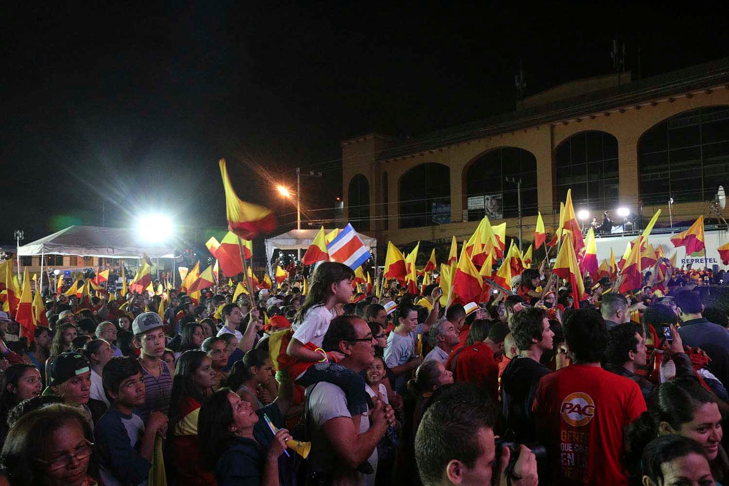 Simpatizantes del PAC en la Plaza Roosevelt, en San Pedro, durante el balotaje del 6 de abril del 2014.