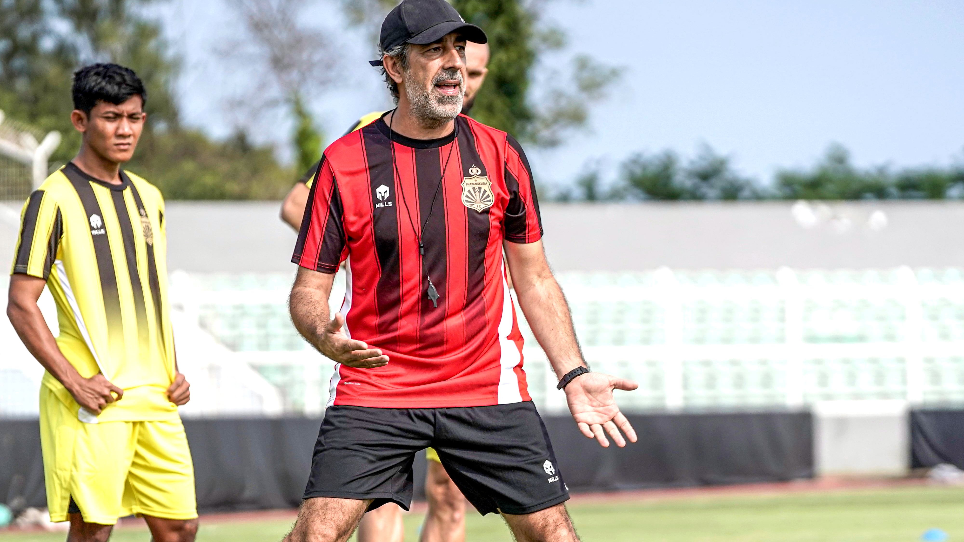 Oscar Bruzon es el tecnico español que dirige al nuevo equipo de Jefferosn Brenes.