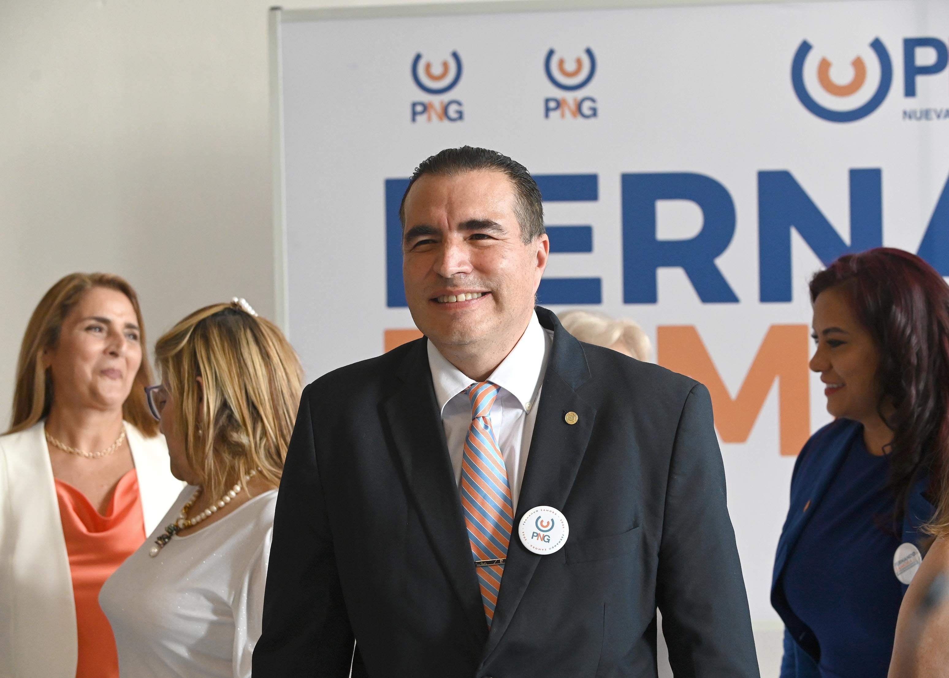 20 de julio del 2025. Campo Lago en San Rafael de Alajuela. 14;30 hrs. Delegados del partido Nueva Generación presentaron a Fernando Zamora como candidato presidencial para las próximas elecciones nacionales en febrero del 2026. Junto a el la primera vicepresidenta Lisbeth Quesada Tristán y la segunda vicepresidenta y Yeudi Sulem Araya. En la foto: el candidadto presidencial participó de la reunión de delegados y habló con la prensa. El candidato ingresa con su esposa al salón. Foto: Albert Marín