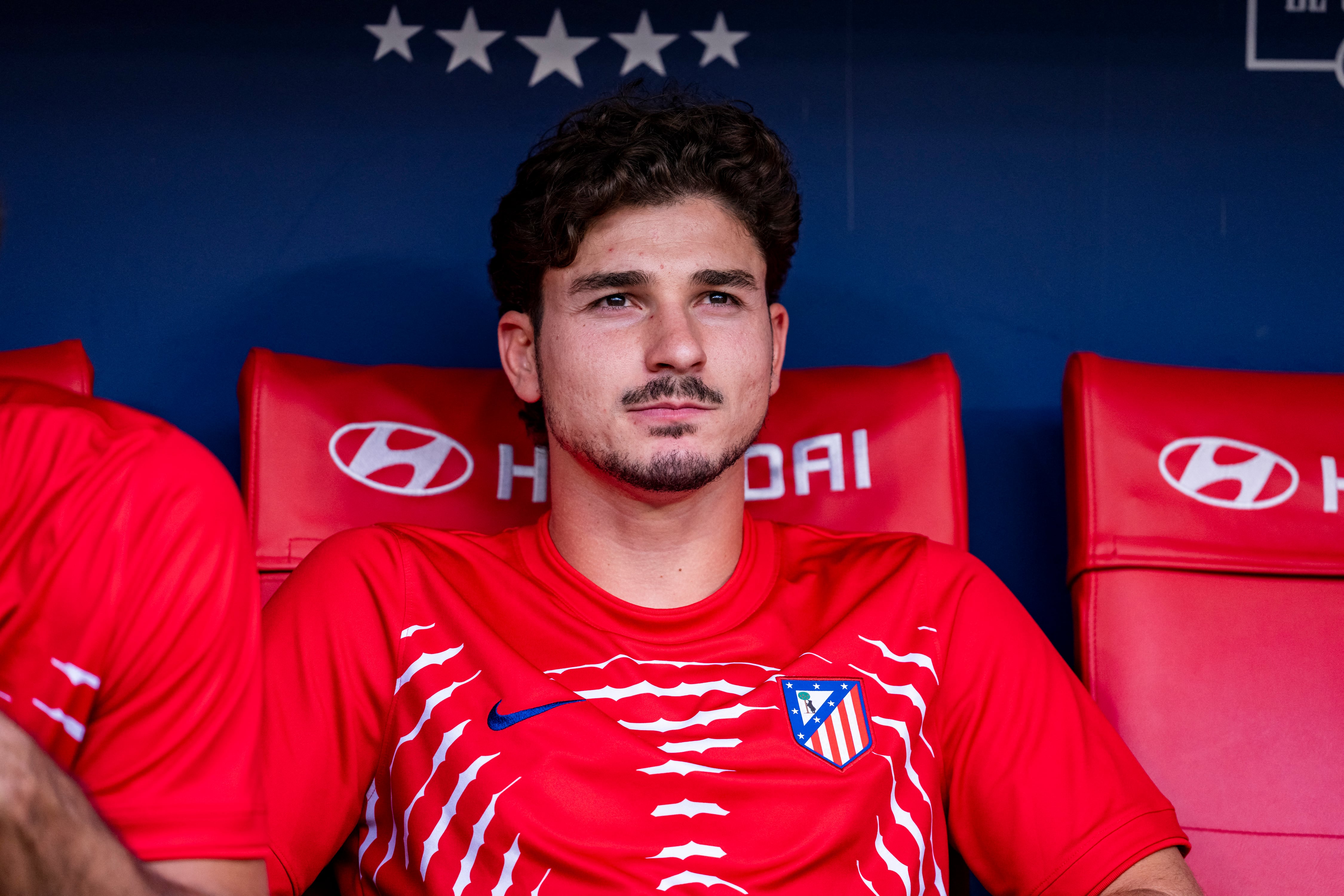 Julián Álvarez observa el partido desde la banca del Atlético de Madrid, en el partido ante el Villarreal por la Liga Española.